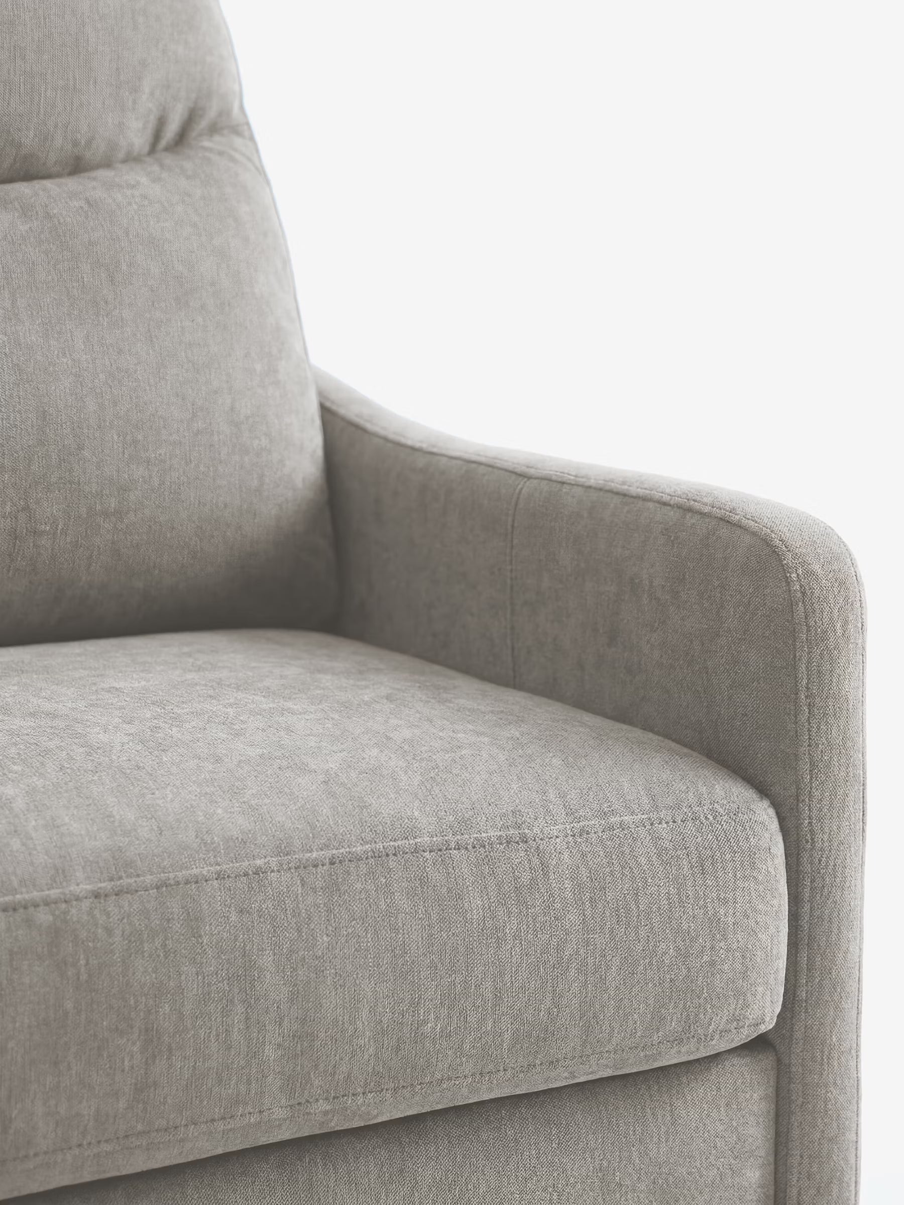 Primo piano del divano letto Lodovico a 3 posti con materasso ALTO 20 cm in tessuto smacchiabile certificato Oeko-Tex di Divani.Store, che mette in risalto il bracciolo rivestito in grigio chiaro, il cuscino con portaguanciali e una parte dello schienale su sfondo bianco. Il tessuto smacchiabile certificato appare morbido e materico, valorizzato da cuciture pulite e da un design minimalista e moderno.