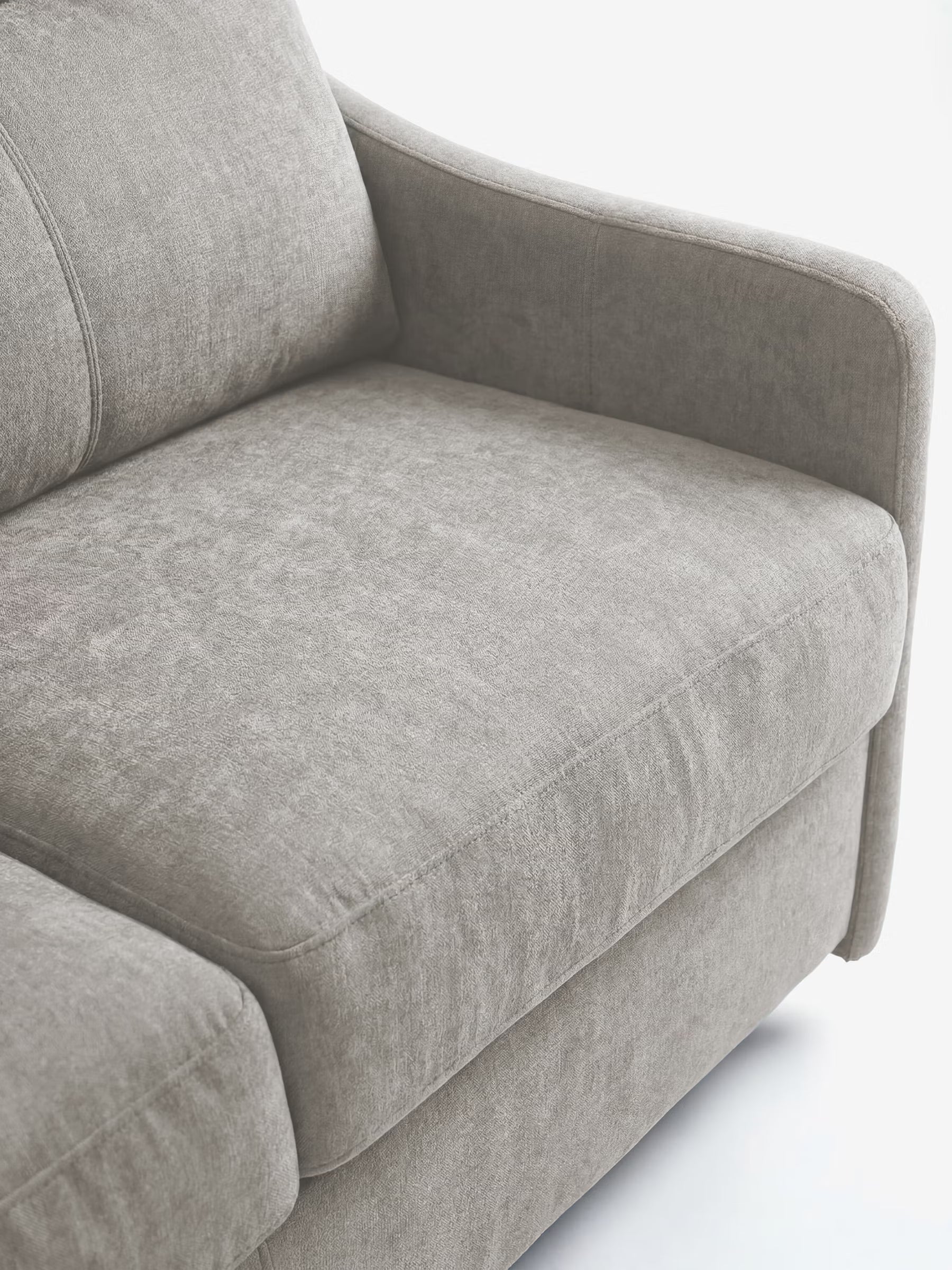 Un primo piano del divano letto a 3 posti Lodovico di Divani.Store, rivestito in tessuto grigio chiaro certificato Oeko-Tex e resistente alle macchie. L'immagine mette in risalto la seduta, il bracciolo e parte dello schienale, evidenziandone la consistenza morbida e soffice con sottili dettagli di cucitura e bordi arrotondati. Lo sfondo è ben illuminato e minimalista.