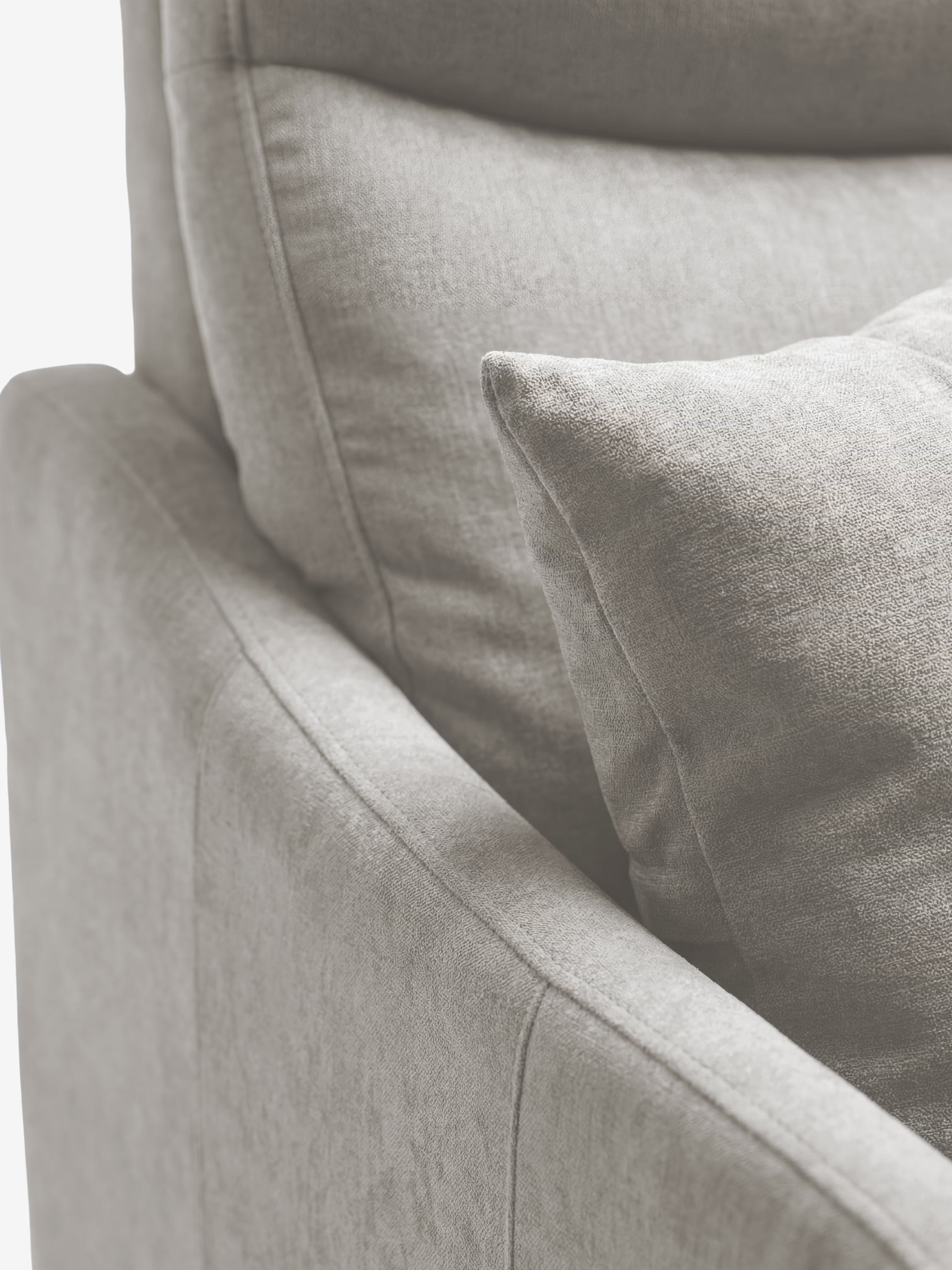 Primo piano del divano letto a 3 posti Lodovico di Divani.Store in grigio chiaro, caratterizzato da un cuscino grande e uno più piccolo. Il tessuto, certificato Oeko-Tex e resistente alle macchie, appare morbido e ricco di texture, mentre le linee pulite e il materasso alto 20 cm ne esaltano il fascino minimalista e confortevole.