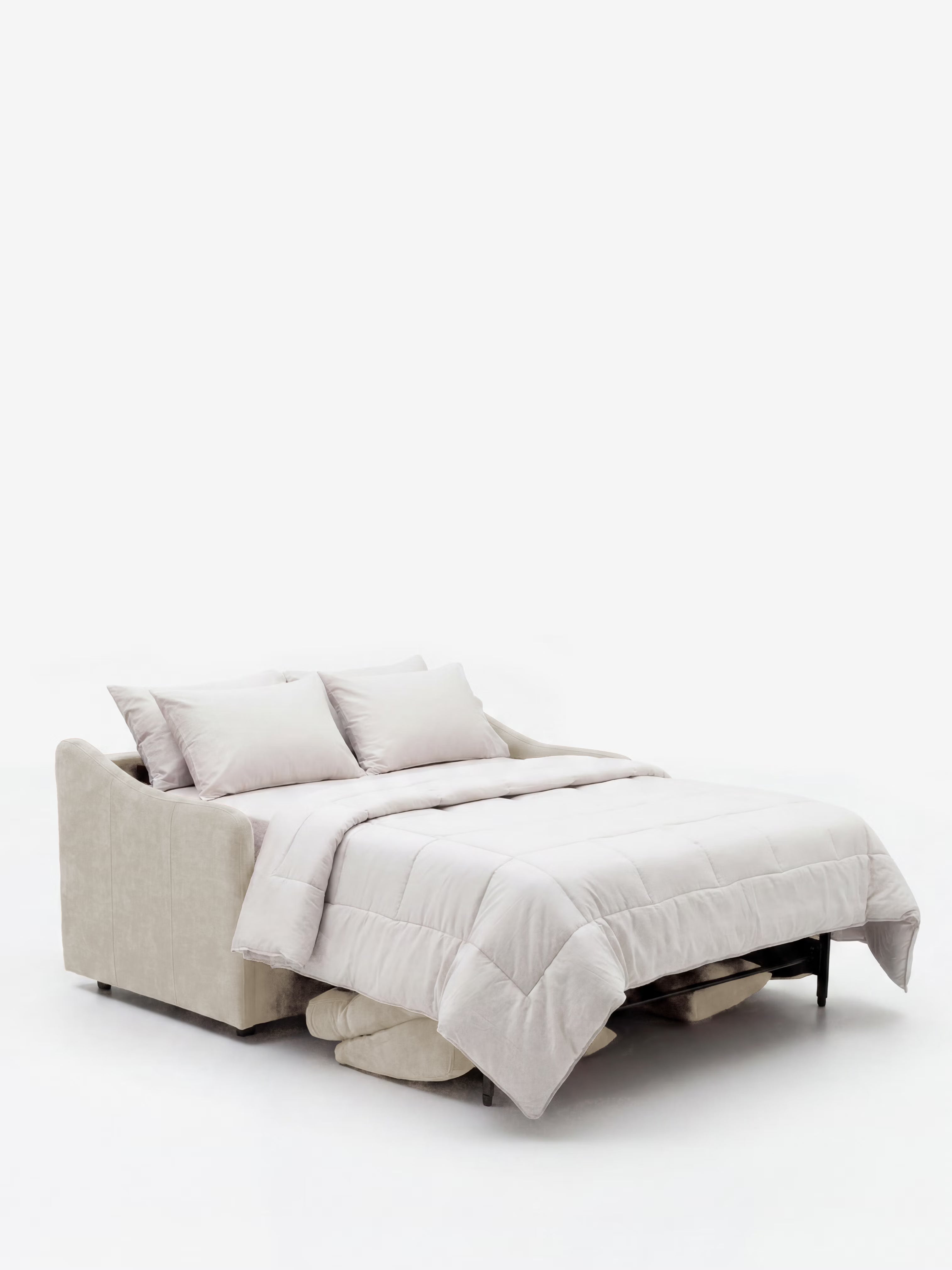 Il divano letto a 3 posti Lodovico di Divani.Store, color beige, rivestito in tessuto antimacchia certificato Oeko-Tex, è dotato di un set di biancheria da letto leggera con due cuscini e di un materasso matrimoniale estraibile di 20 cm di altezza. Il letto è rifatto con cura con portaguanciali coordinati, mentre il divano è posizionato su uno sfondo bianco a tinta unita.