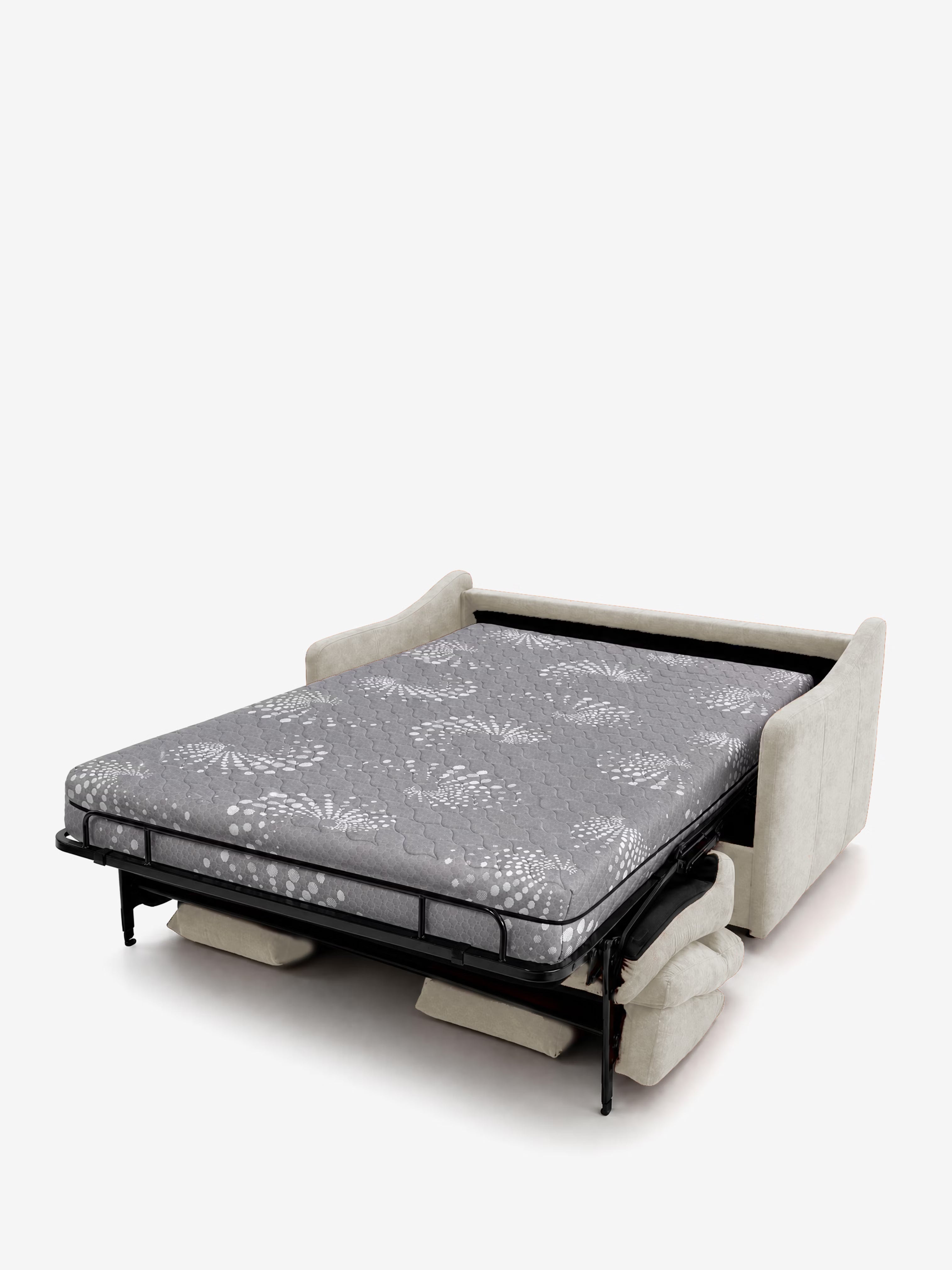 Il divano letto a 3 posti Lodovico di Divani.Store è raffigurato aperto, mostrando la sua robusta struttura in metallo e un materasso ALTO di 20 cm con motivo floreale grigio. Il divano imbottito beige mantiene i cuscini e i braccioli dietro il materasso, mentre i pratici portaguanciali offrono spazio per riporre i cuscini. Lo sfondo è bianco a tinta unita. Realizzato in tessuto antimacchia certificato Oeko-Tex.