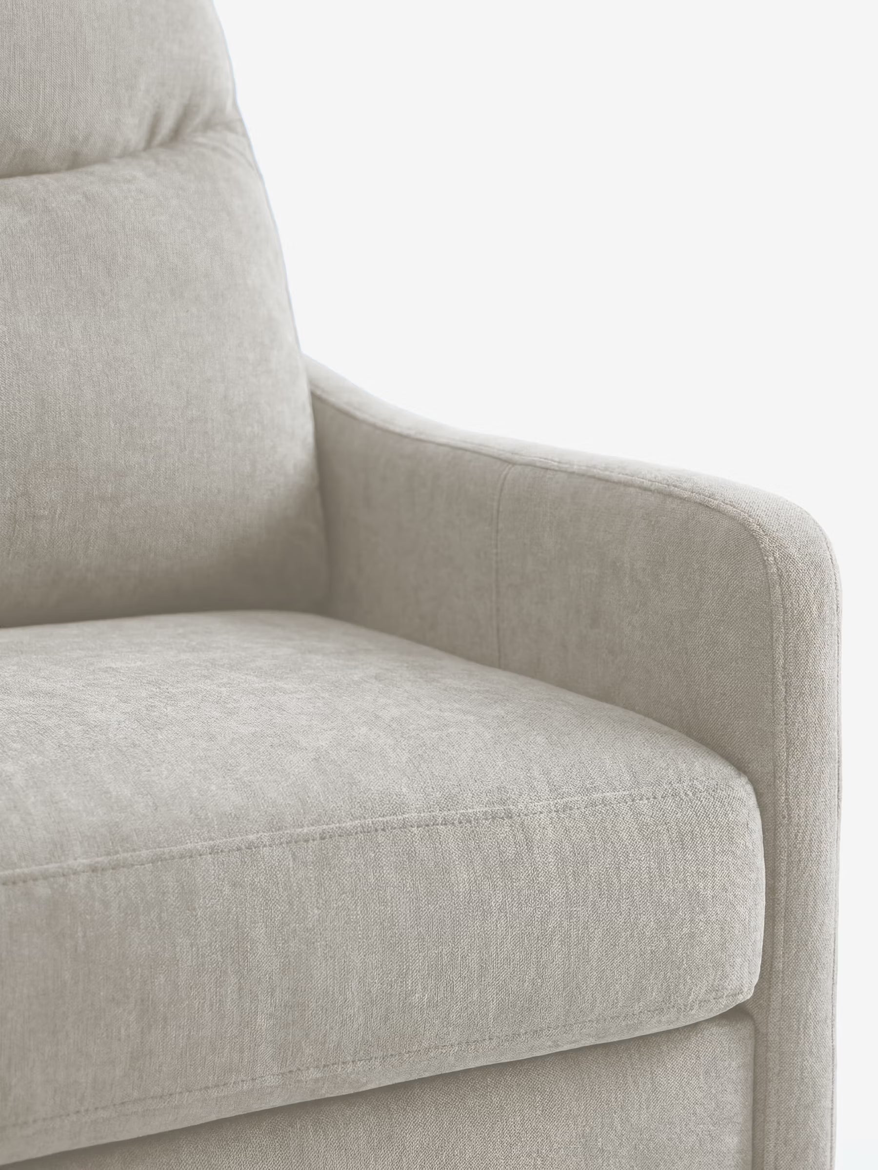 Primo piano del divano letto a 3 posti Lodovico con materasso ALTO 20 cm di Divani.Store, rivestito in tessuto beige chiaro resistente alle macchie e certificato Oeko-Tex. L'immagine mette in risalto la seduta imbottita, il bracciolo imbottito e parte dello schienale, evocando il caratteristico comfort morbido di questo versatile divano letto, e ne esalta al contempo la texture delicata e le linee semplici e pulite su uno sfondo bianco.