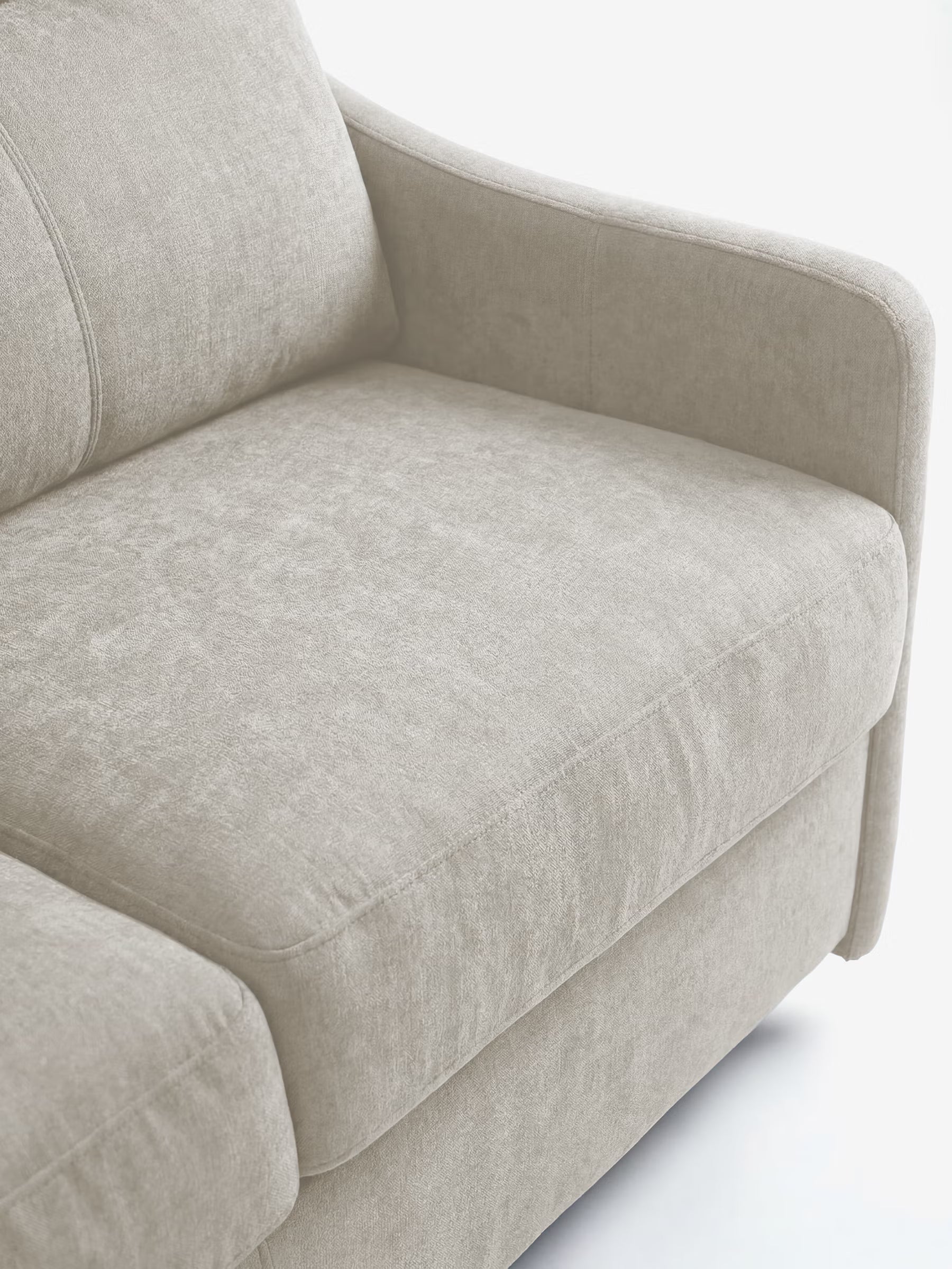 Primo piano di un divano letto Lodovico a 3 posti color beige chiaro con materasso ALTO 20 cm in tessuto antimacchia certificato Oeko-Tex di Divani.Store, che mostra il bracciolo sinistro, il cuscino della seduta e parte dello schienale. Il tessuto presenta un aspetto morbido e strutturato, che si abbina perfettamente al design moderno e minimalista. Lo sfondo è bianco e spoglio.