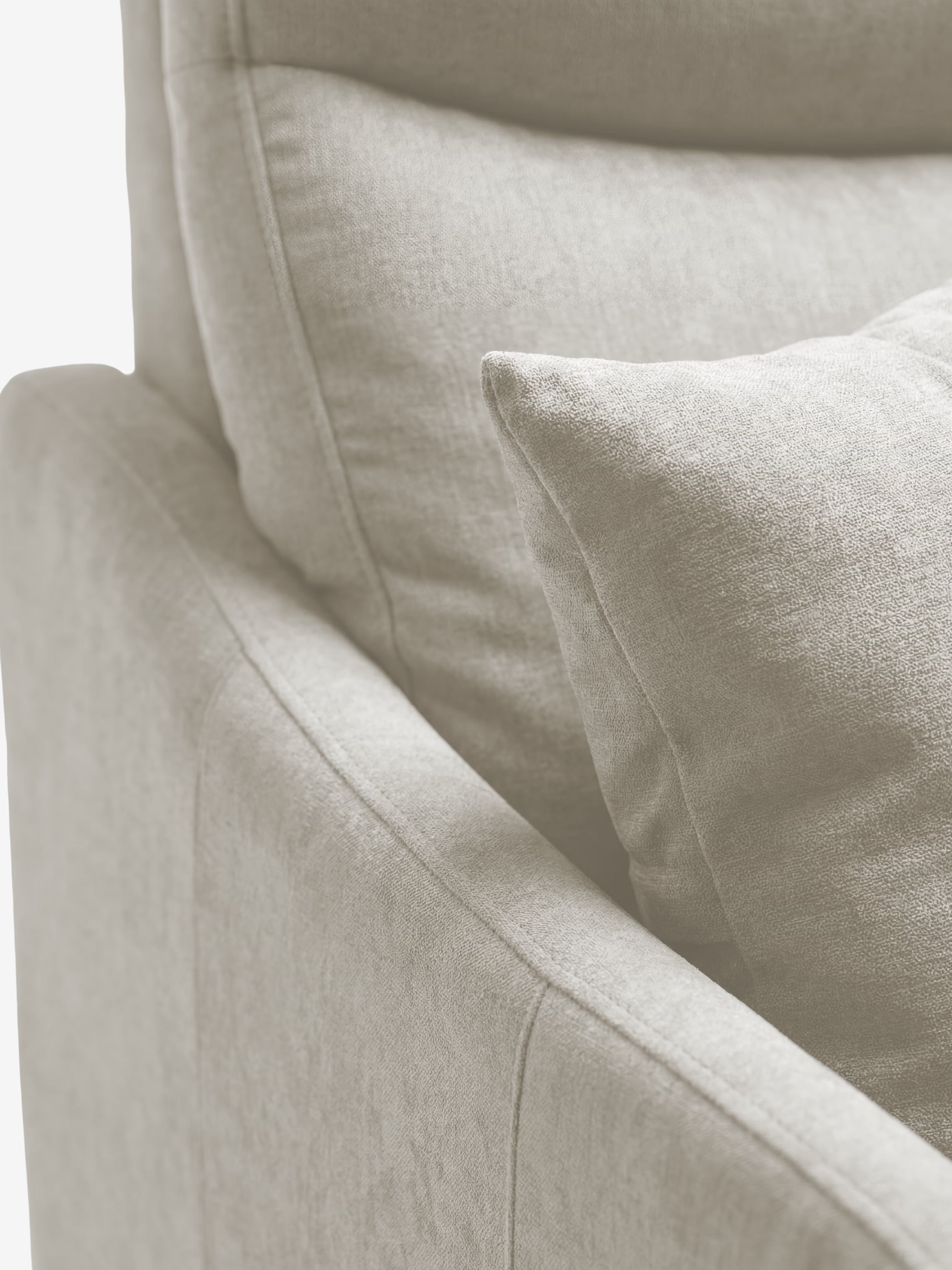 Primo piano del divano letto a 3 posti Lodovico di Divani.Store, realizzato in tessuto beige antimacchia certificato Oeko-Tex. L’immagine mette in risalto i cuscini soffici e il rivestimento morbido, sottolineando le cuciture dettagliate e la trama dei braccioli e dei cuscini, che trasmettono una sensazione di comfort. Il design moderno e minimalista include un pratico portaguanciali e un materasso di alta qualità alto 20 cm. Lo sfondo è luminoso e ordinato.