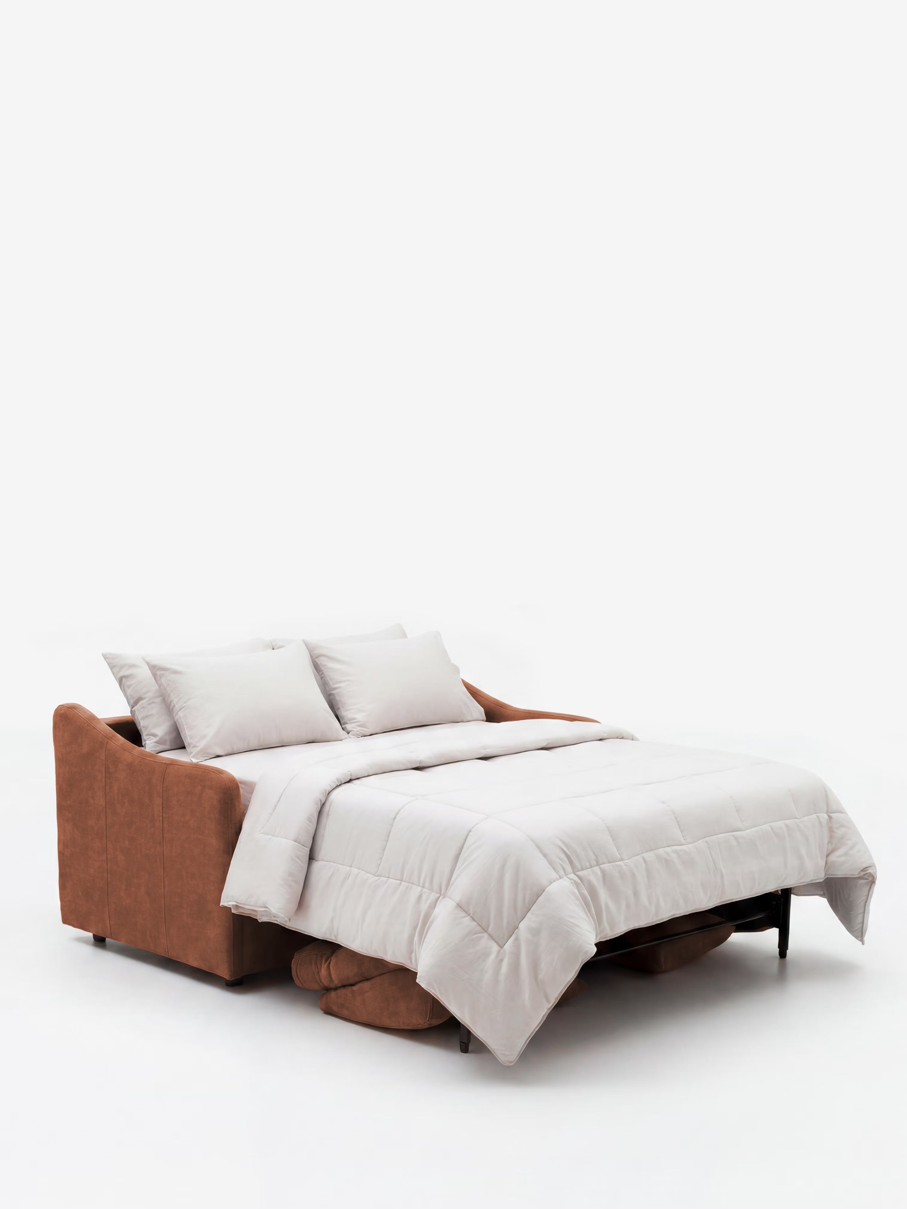 Il divano letto a 3 posti "Lodovico" di Divani.Store, rivestito in tessuto marrone resistente alle macchie e certificato Oeko-Tex, si apre rivelando un materasso matrimoniale alto 20 cm, ricoperto da un piumone grigio chiaro e da cuscini coordinati. Sullo sfondo bianco a tinta unita, risalta il design moderno e funzionale di questo divano letto.