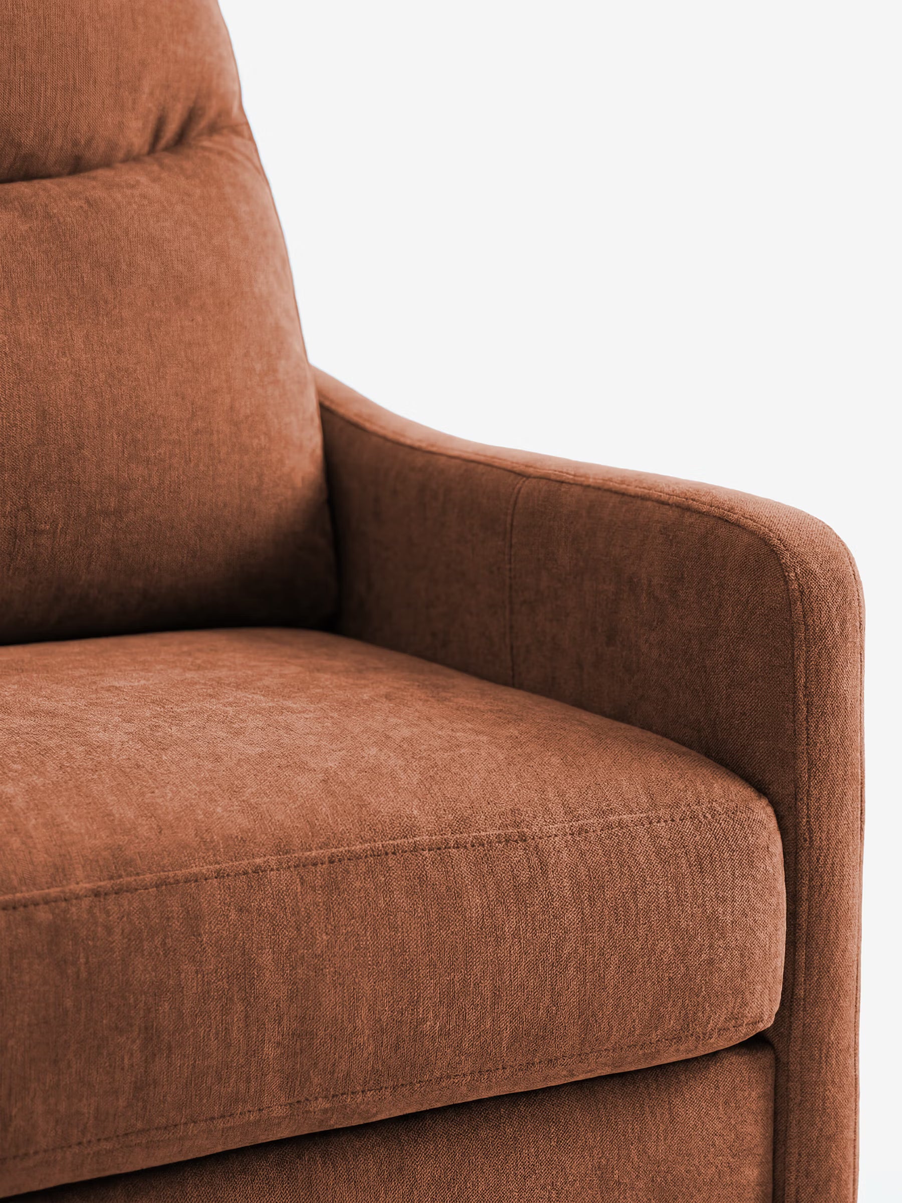 Primo piano di un divano letto a 3 posti Lodovico di Divani.Store, color ruggine, che mostra il bracciolo destro, il cuscino della seduta e parte dello schienale, tutti rivestiti in un morbido tessuto testurizzato, certificato Oeko-Tex e resistente alle macchie. I dettagli ne sottolineano lo stile moderno e il lussuoso materasso alto 20 cm, su uno sfondo bianco a tinta unita.
