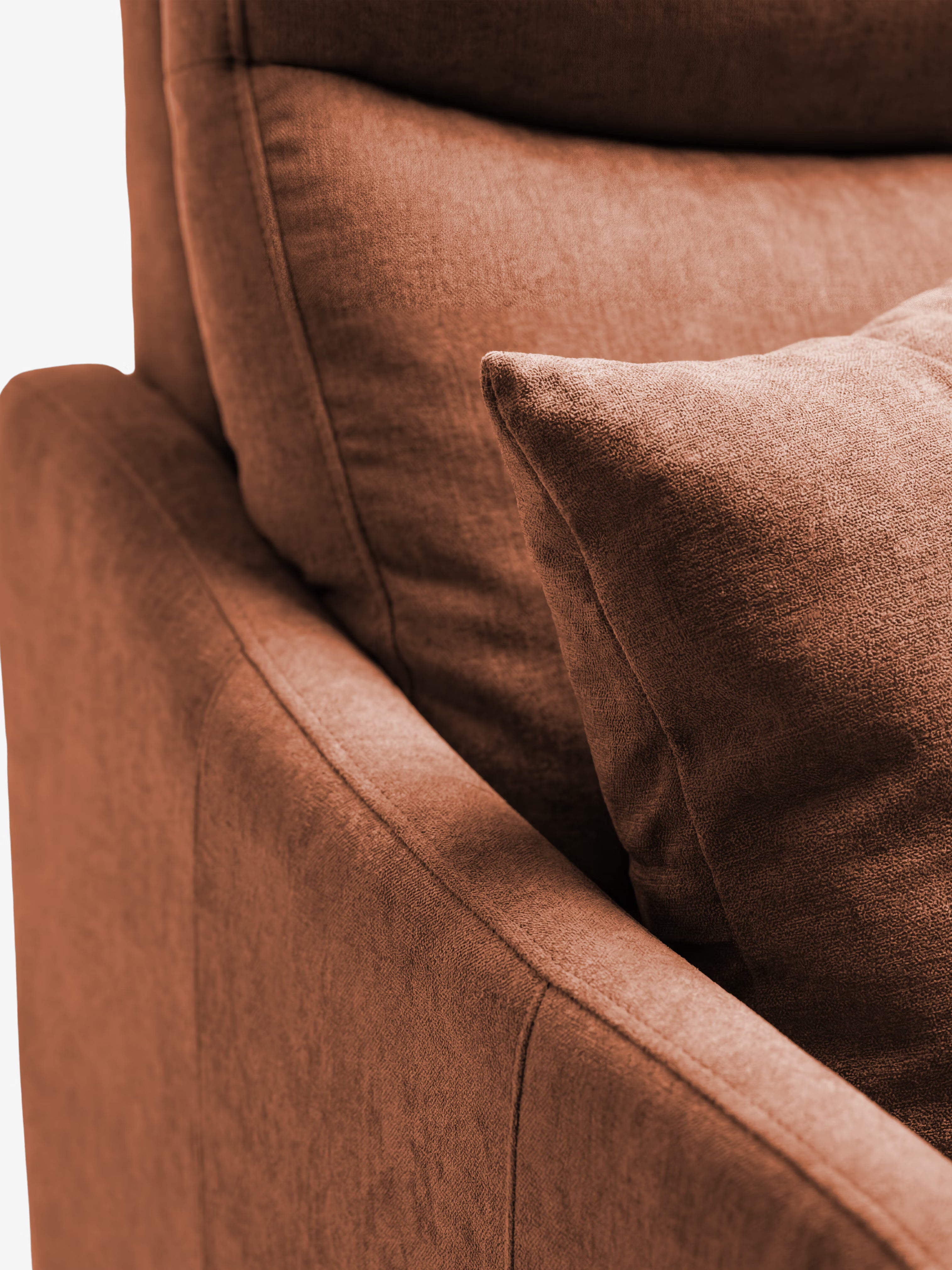 Primo piano del divano letto Lodovico a 3 posti con materasso ALTO 20 cm in tessuto antimacchia certificato Oeko-Tex di Divani.Store, che mette in risalto lo schienale, i braccioli e un cuscino coordinato. Il tessuto marrone presenta un aspetto morbido e strutturato, con un'illuminazione che mette in risalto la trama del rivestimento e i dettagli delle cuciture. Questo divano letto si distingue per il suo design elegante su uno sfondo semplice e chiaro che ne esalta l'aspetto sofisticato.