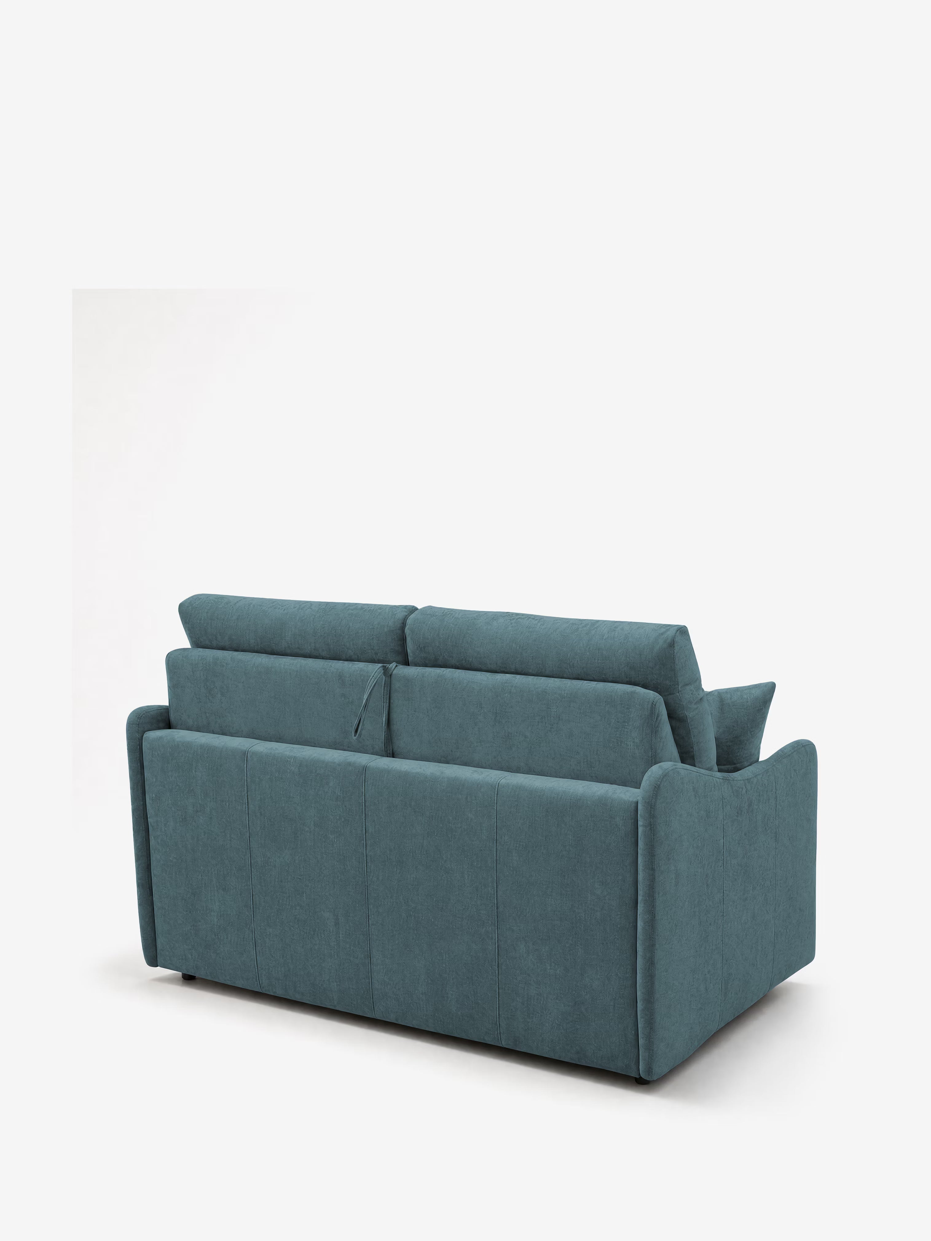 Un divano letto a 3 posti Lodovico con materasso ALTO 20 cm di Divani.Store è ripreso di profilo dal retro. Il divano, rivestito in tessuto ant macchia certificato Oeko-Tex color blu verde acqua, presenta un design moderno con imbottitura morbida, braccioli leggermente inclinati e uno schienale basso. Uno sfondo bianco a tinta unita mette in risalto il colore e la forma di questo elegante divano letto.