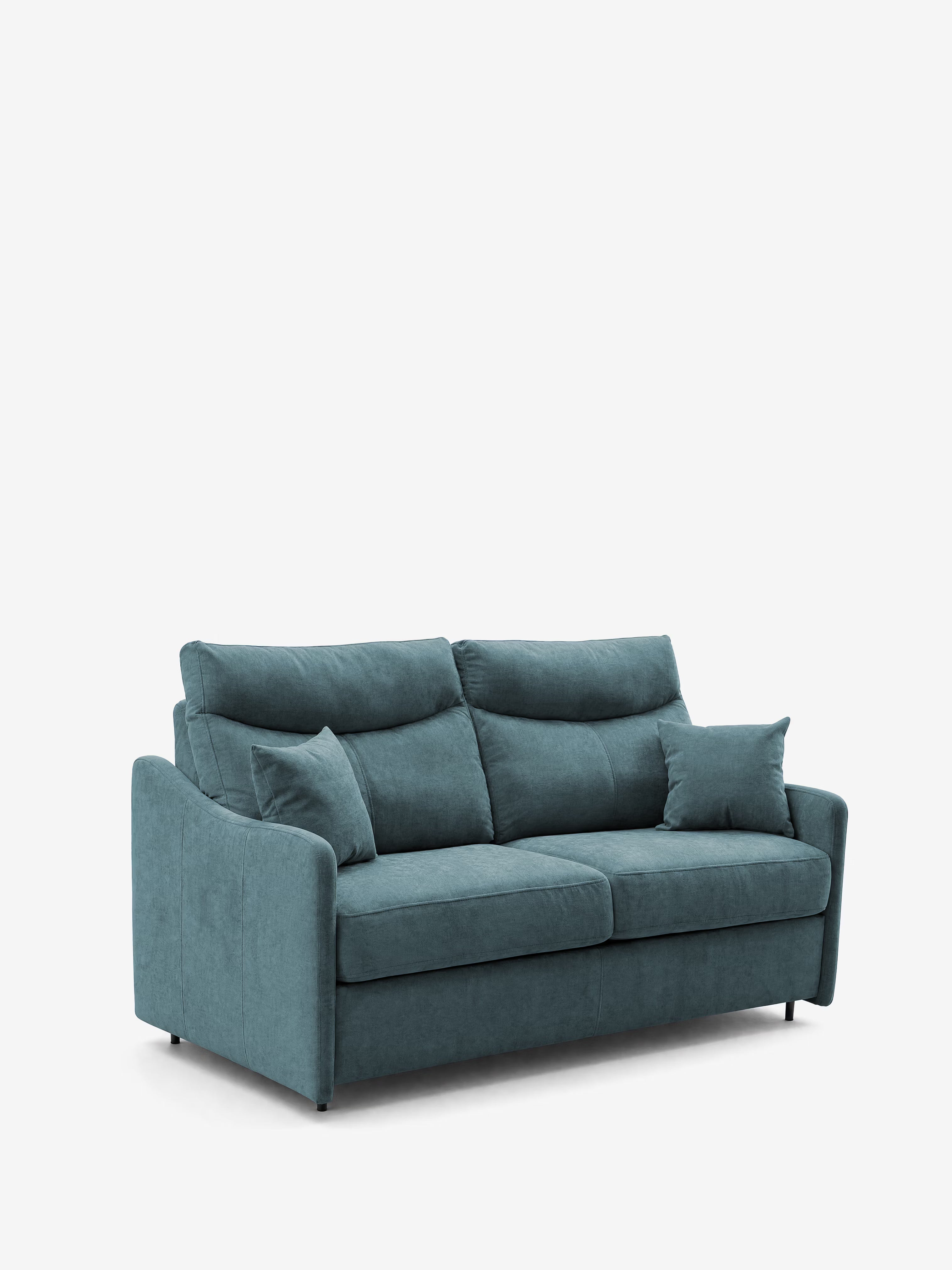 Un divano letto a tre posti Lodovico in colore verde acqua, con materasso ALTO 20 cm in tessuto antimacchia certificato Oeko-Tex, disponibile su Divani.Store, dotato di due cuscini di seduta, due cuscini dello schienale, due cuscini decorativi abbinati e braccioli leggermente ricurvi, il tutto su uno sfondo bianco a tinta unita.