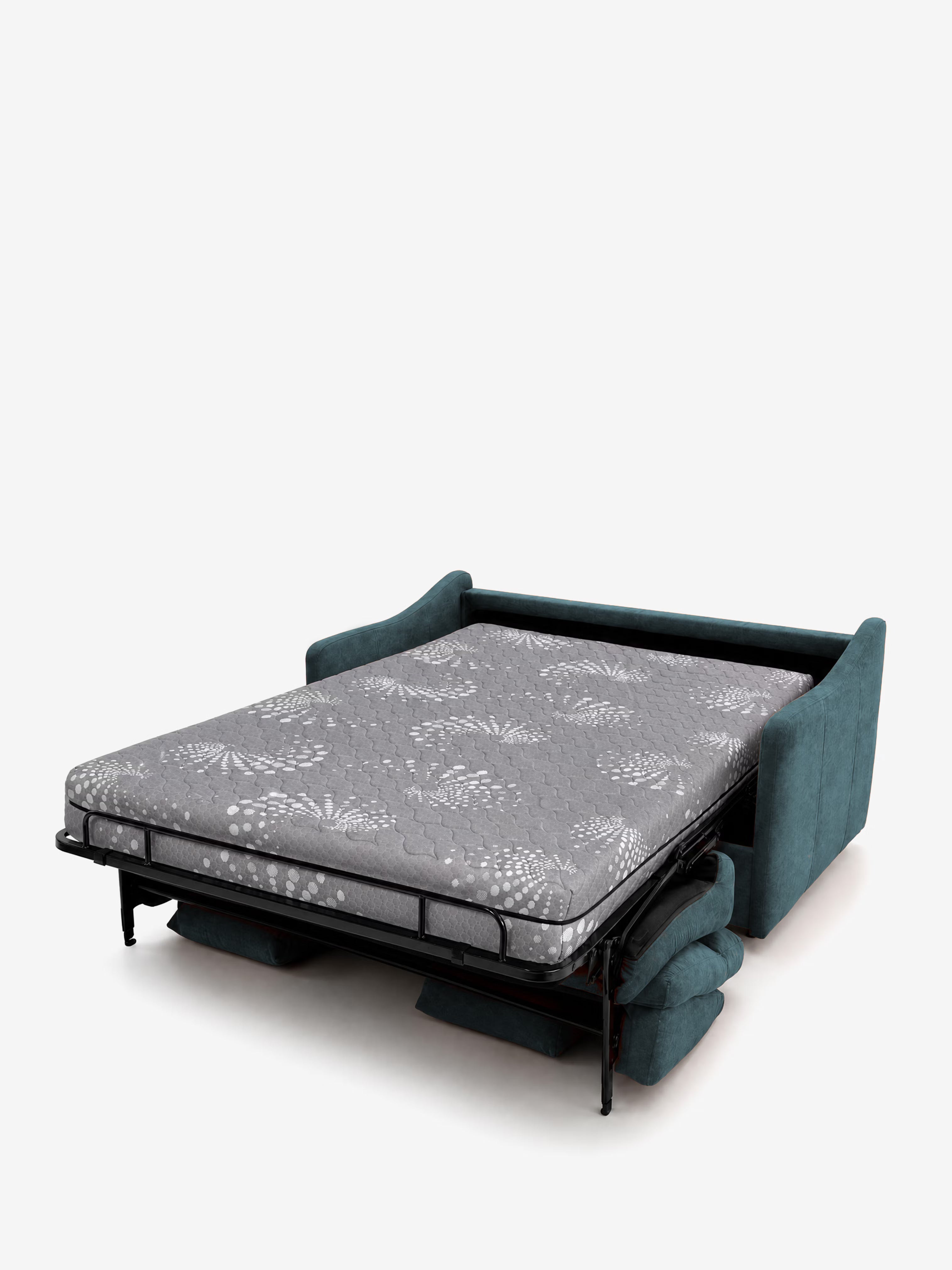 Il divano letto Lodovico a 3 posti con materasso ALTO 20 cm in tessuto smacchiabile certificato Oeko-Tex di Divani.Store è qui presentato con rivestimento color verde acqua, con il materasso matrimoniale completamente esteso. Il materasso presenta un rivestimento grigio impreziosito da un motivo a foglie bianche, mentre la struttura in metallo nero e i due cuscini del divano — sistemati sotto il materasso — ne esaltano il design funzionale. Questo divano versatile risalta sullo sfondo bianco a tinta unita.