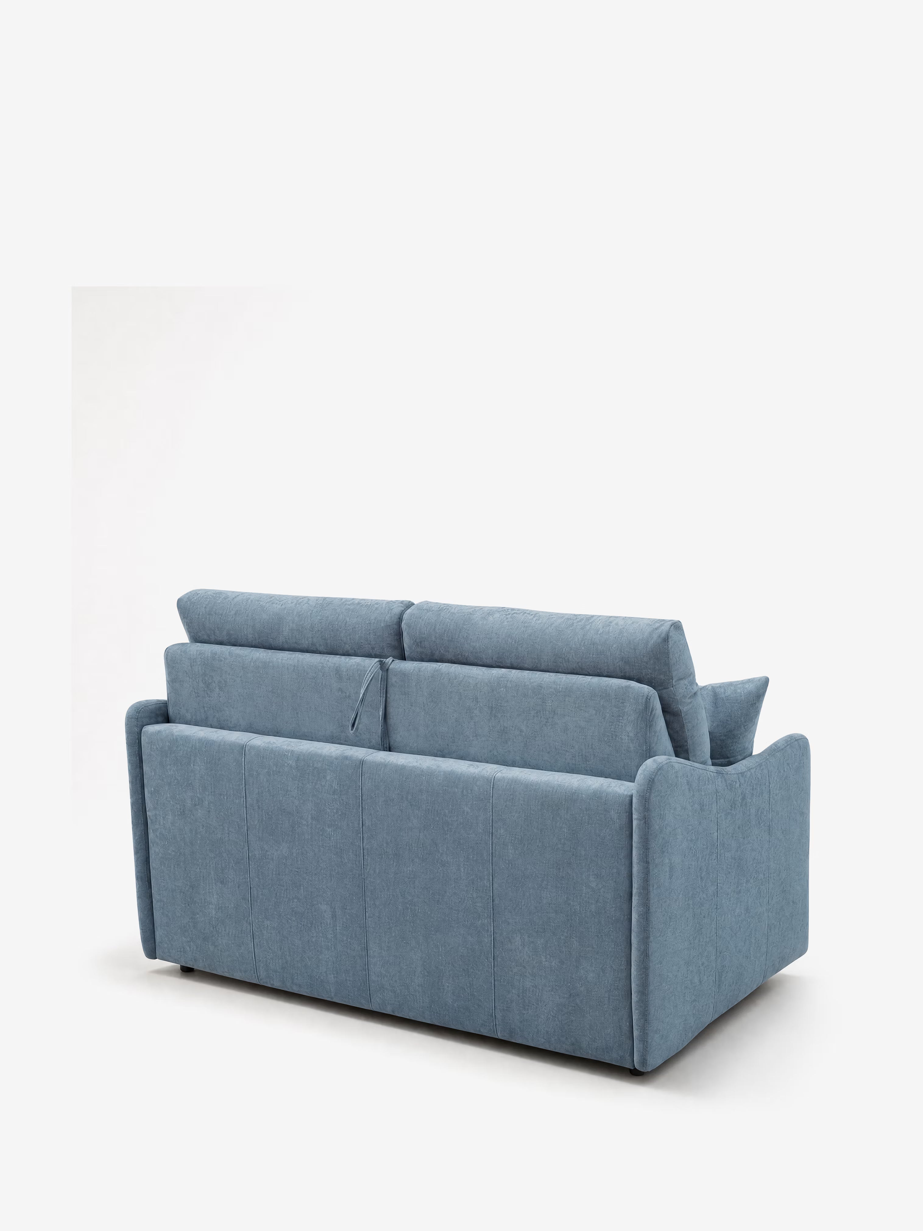 Il divano letto a 3 posti Lodovico di colore blu medio con materasso ALTO da 20 cm di Divani.Store è raffigurato di retro e di profilo, caratterizzato da morbidi cuscini, ampi braccioli, uno schienale alto e un design moderno e minimalista. Il morbido rivestimento in tessuto antimacchia certificato Oeko-Tex e le linee pulite del divano risaltano sullo sfondo bianco a tinta unita.