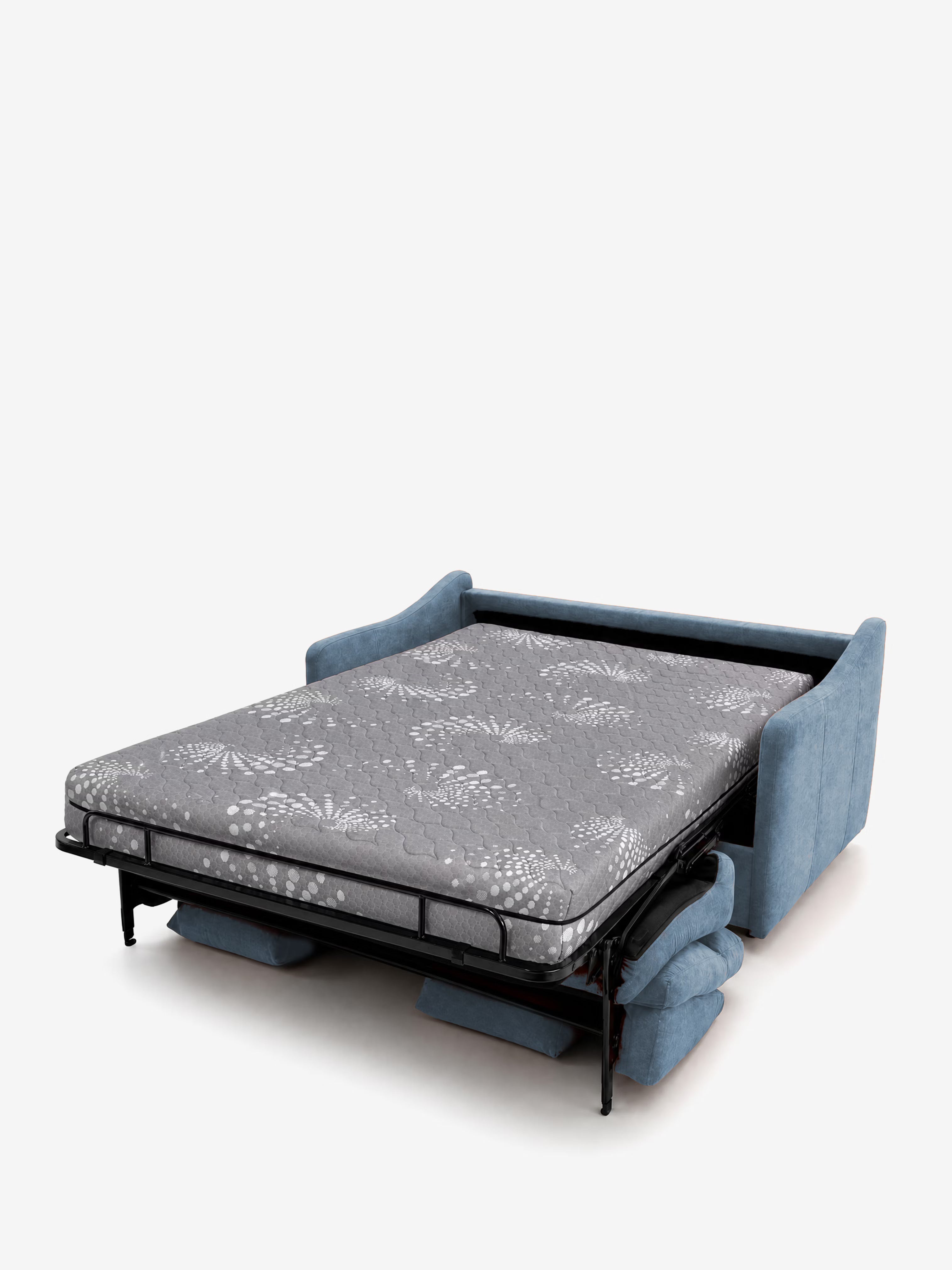 Il divano letto a 3 posti Lodovico di Divani.Store, rivestito in azzurro, è raffigurato aperto, mostrando un materasso estraibile ALTO 20 cm con un rivestimento a motivi floreali grigi e bianchi. La robusta struttura in metallo e i cuscini del divano sono visibili sotto il materasso, mentre i pratici portaguanciali consentono di tenere i cuscini ben in ordine. Lo sfondo è bianco a tinta unita.
