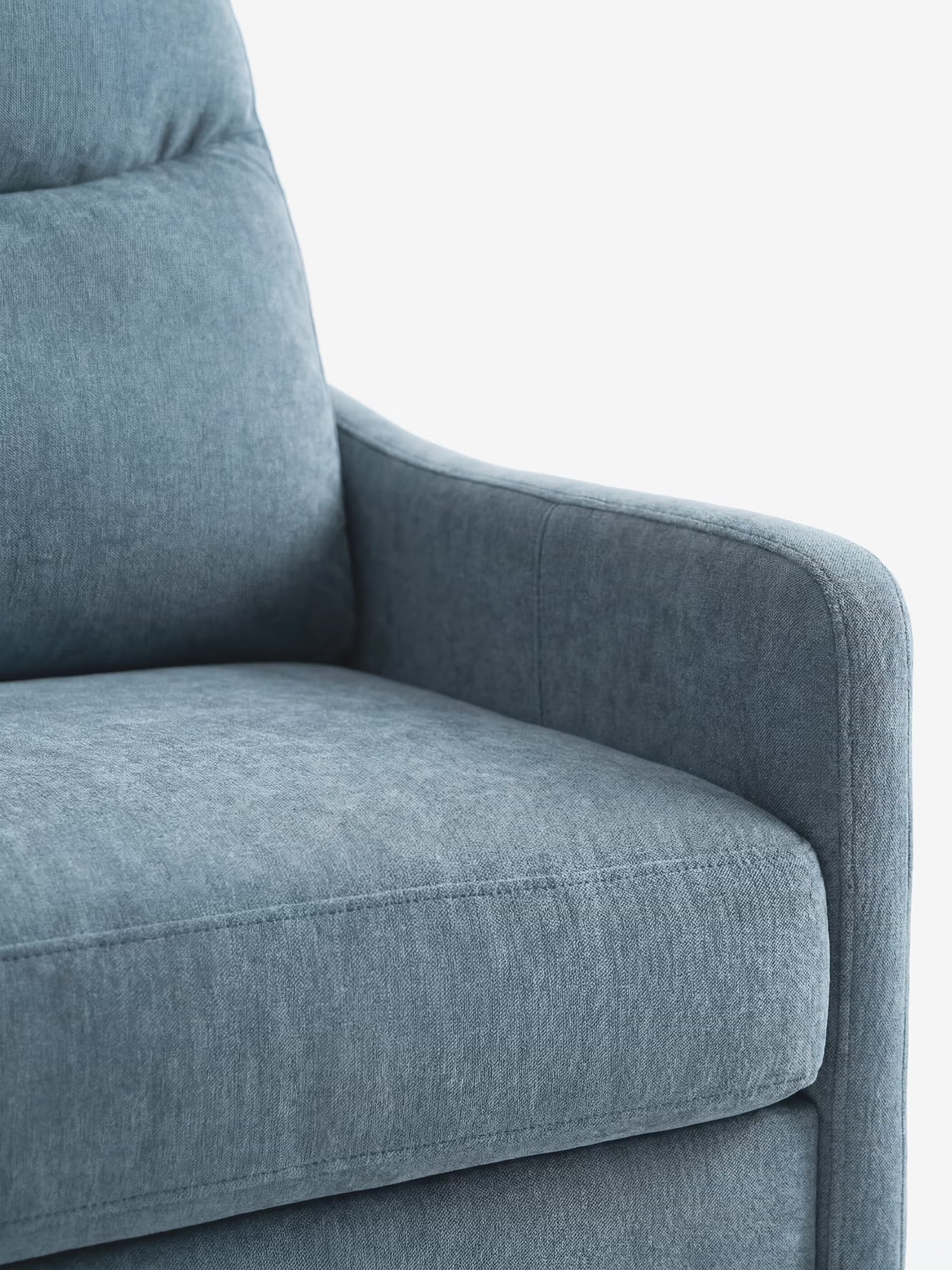Primo piano del divano letto a 3 posti Lodovico con materasso ALTO da 20 cm di Divani.Store, che mette in risalto il rivestimento in tessuto blu, certificato Oeko-Tex e resistente alle macchie, presente sul cuscino della seduta, sui braccioli e su parte dello schienale. Il materiale morbido e testurizzato presenta cuciture a vista e curve delicate che ricordano un divano letto moderno, su uno sfondo bianco a tinta unita.