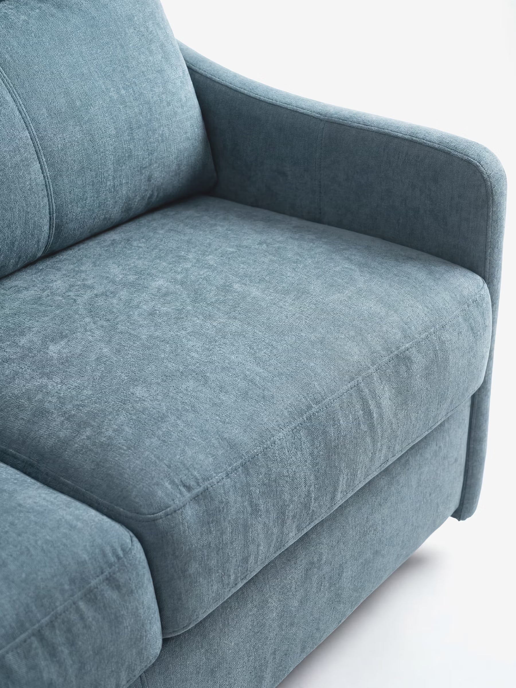 Primo piano del divano letto a 3 posti Lodovico con materasso ALTO 20 cm di Divani.Store, rivestito in tessuto certificato Oeko-Tex e resistente alle macchie. L'immagine mette in risalto i braccioli ricurvi, i morbidi cuscini di seduta e il rivestimento dalla trama soffice, sottolineando i dettagli delle cuciture e il design lineare e moderno di questo versatile divano letto su uno sfondo luminoso e neutro.