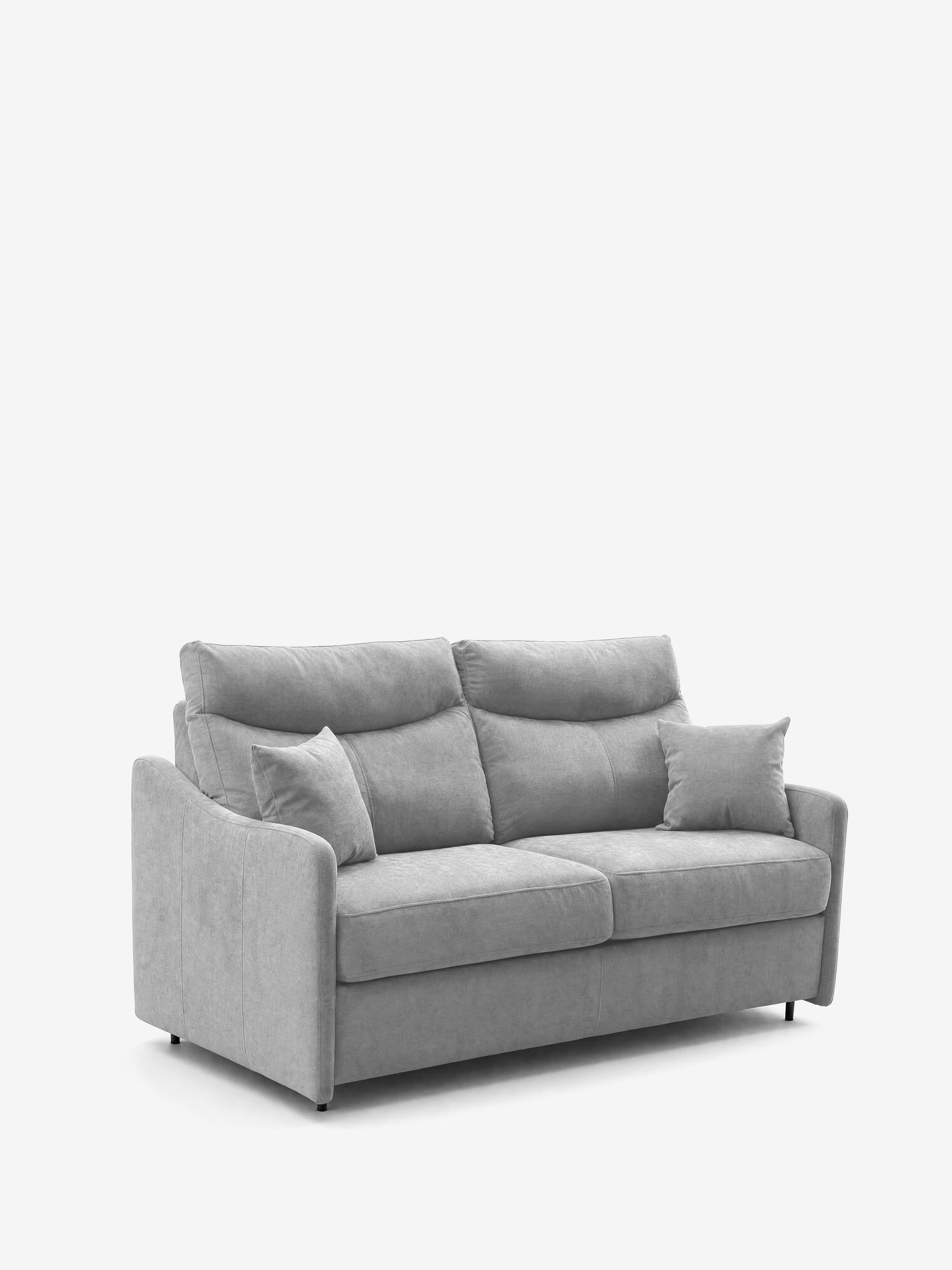 Un divano letto Lodovico a tre posti di colore grigio chiaro di Divani.Store, con rivestimento morbido, resistente alle macchie e certificato Oeko-Tex. Comprende due cuscini di seduta, due cuscini dello schienale e due piccoli cuscini quadrati decorativi. I braccioli leggermente ricurvi e le gambe basse di colore scuro conferiscono al divano un aspetto moderno, il tutto su uno sfondo bianco a tinta unita. Questo modello è dotato di un materasso alto 20 cm per un comfort ancora maggiore.