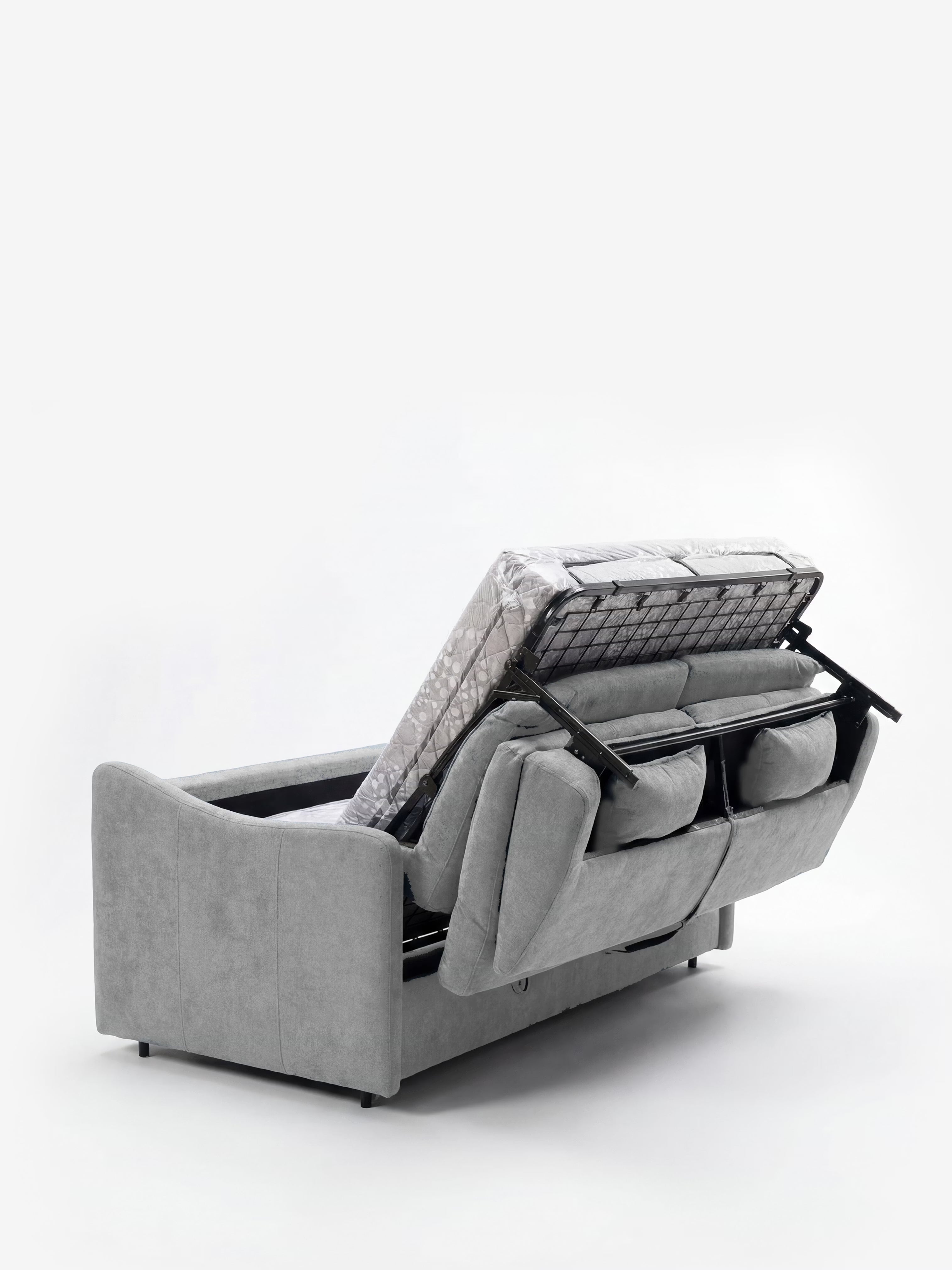 Un divano letto a 3 posti Lodovico di Divani.Store, color grigio chiaro, rivestito in tessuto antimacchia certificato Oeko-Tex, con meccanismo estraibile parzialmente aperto che rivela una struttura in metallo e un materasso matrimoniale alto 20 cm. Questo elegante divano presenta braccioli arrotondati ed è posto su uno sfondo bianco a tinta unita.