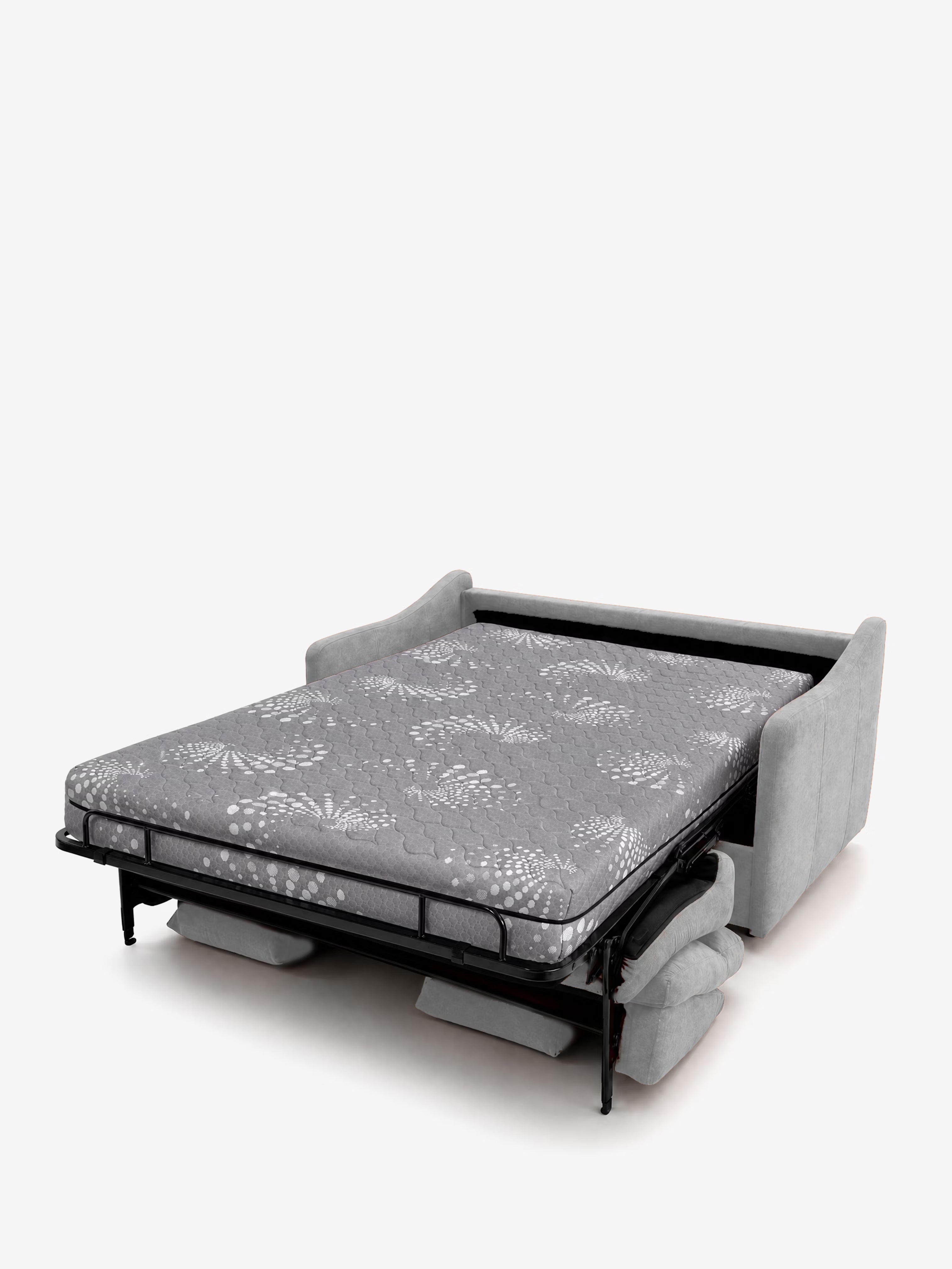 Il divano letto Lodovico a 3 posti, di colore grigio chiaro, con materasso ALTO 20 cm in tessuto antimacchia certificato Oeko-Tex di Divani.Store, è raffigurato con il materasso aperto, che presenta un motivo grigio su un materasso matrimoniale. Due cuscini sono posizionati sotto la struttura del letto aperta, su uno sfondo bianco a tinta unita.