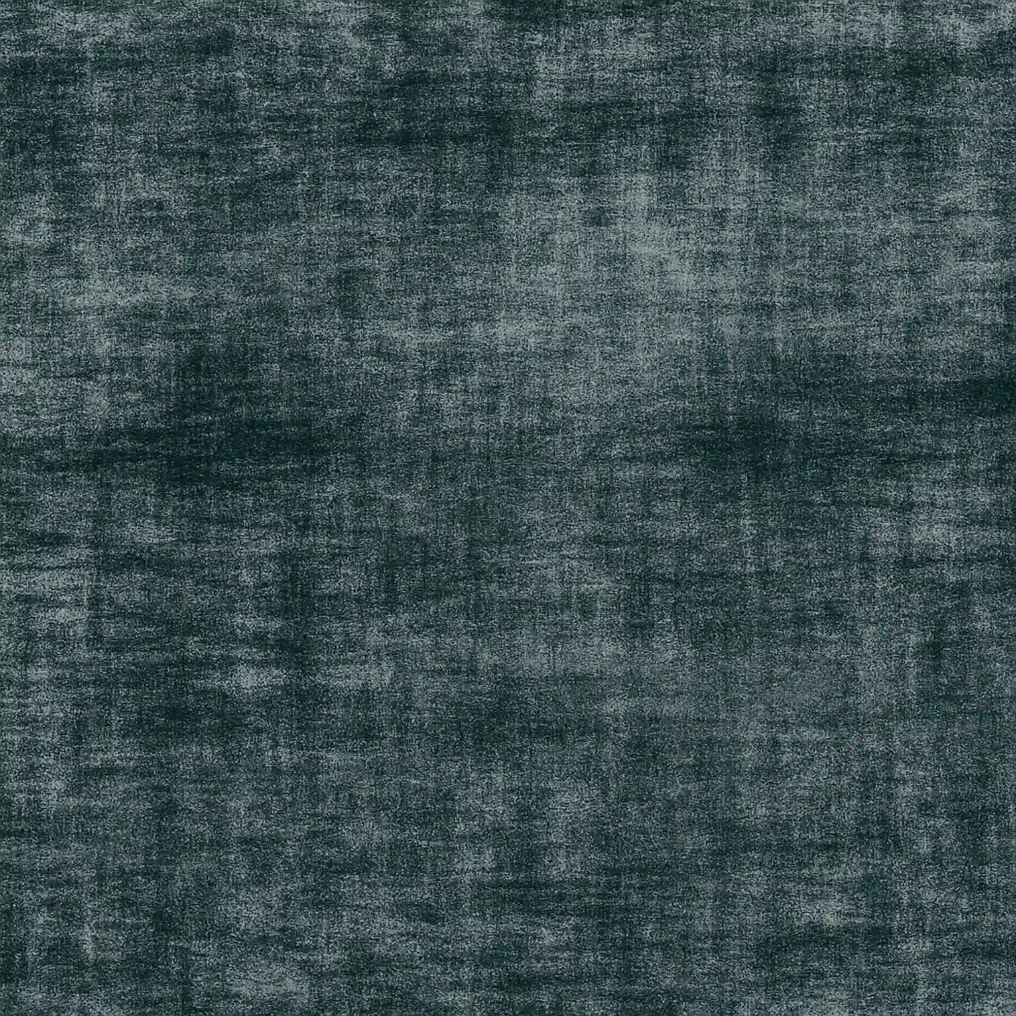 Il letto imbottito AURO con contenitore e testiera capitonné alta in ciniglia Oeko-Tex® di Letti.store è rivestito con un tessuto scuro e testurizzato nei toni del grigio antracite e del nero, che dona profondità e un tocco di modernità a qualsiasi camera da letto.