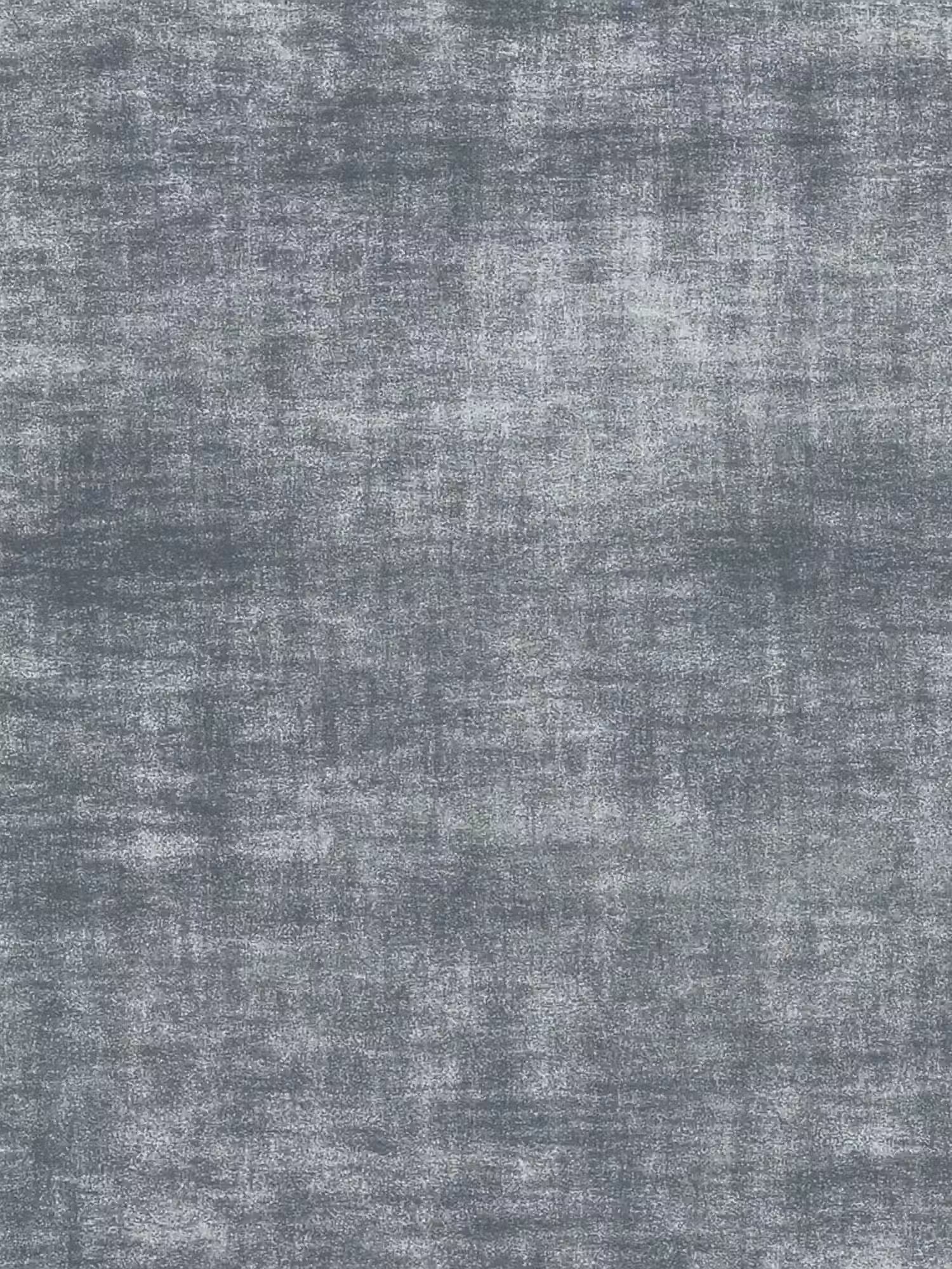 Una superficie ruvida con un motivo grigio screziato che richiama l’aspetto di un tessuto spazzolato o leggermente consumato, caratterizzata da sottili striature orizzontali e verticali in diverse tonalità di grigio che creano un effetto leggermente invecchiato, industriale e ispirato al cemento — perfettamente adatto a valorizzare le linee sofisticate del letto imbottito con contenitore e testiera capitonné alta in ciniglia Oeko-Tex® di Letti.store oppure a esaltare il fascino contemporaneo di qualsiasi