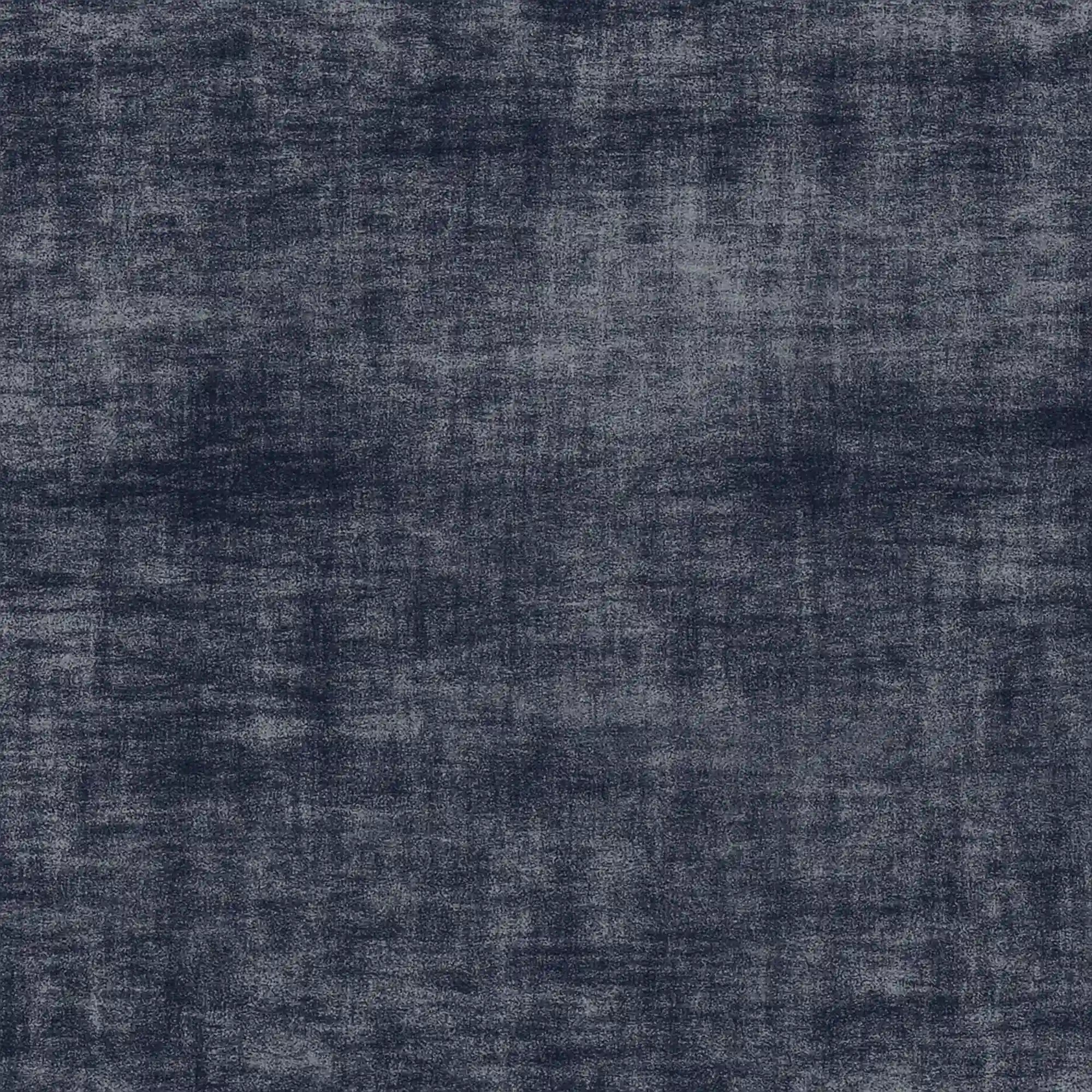 Il letto imbottito AURO di Letti.store presenta una testiera alta e capitonné in ciniglia certificata Oeko-Tex®. Il suo tessuto grigio scuro dalla trama rigata ha un aspetto morbido e spazzolato, con striature più chiare che creano un effetto vintage, privo di forme o oggetti distinti.