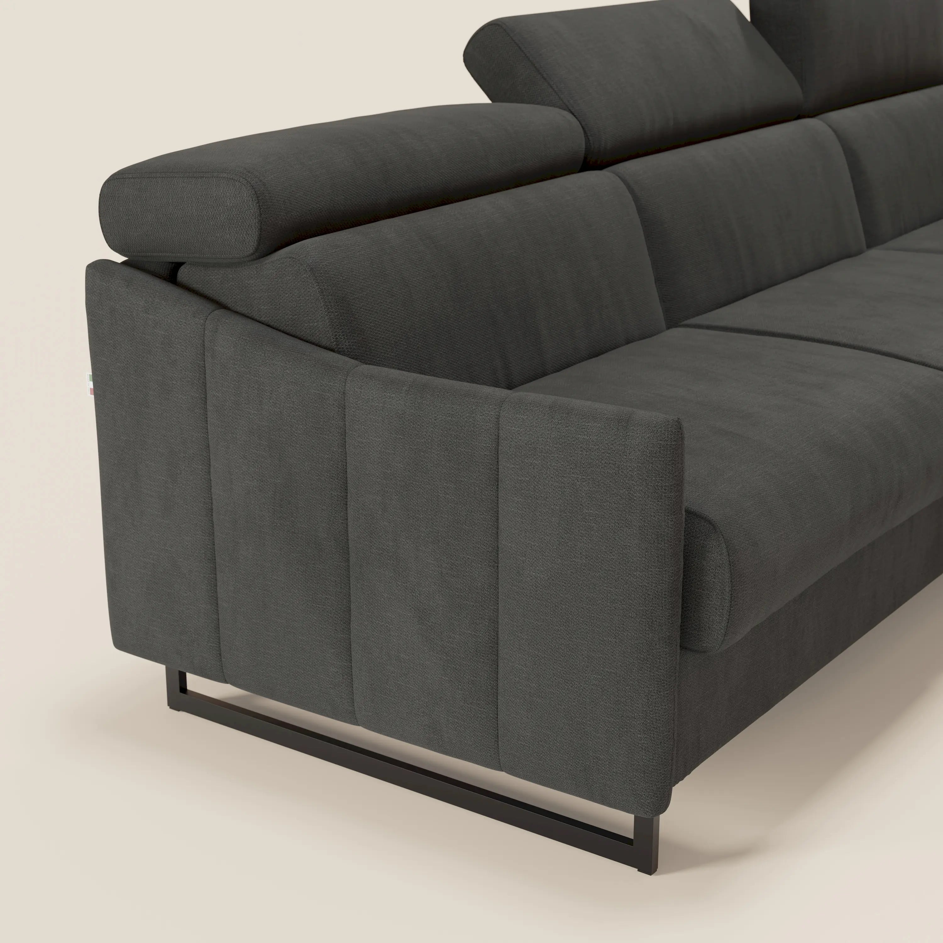 Loto Divano Letto Angolare con Penisola contenitore, Poggiatesta, Materasso Alto H18 in morbido tessuto impermeabile T14 - divani.store