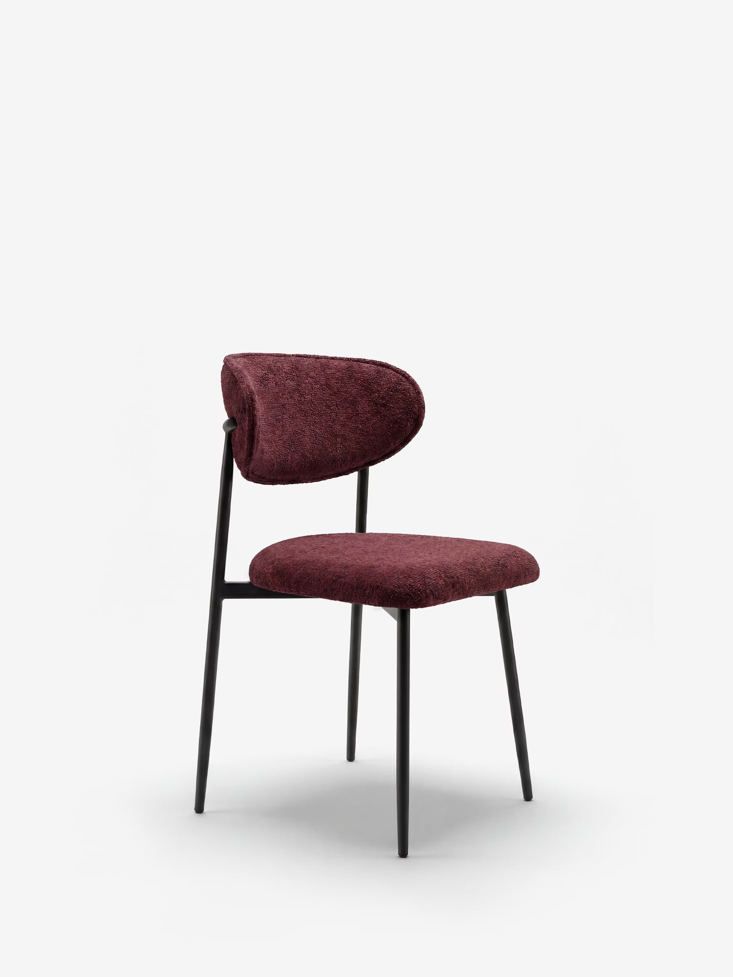 La Luce Sedia, imbottita in morbido tessuto ciniglia di Divani.Store, presenta una seduta in morbido tessuto bordeaux, uno schienale curvo e quattro sottili gambe in metallo nero, il tutto in un design minimalista che risalta sullo sfondo bianco.