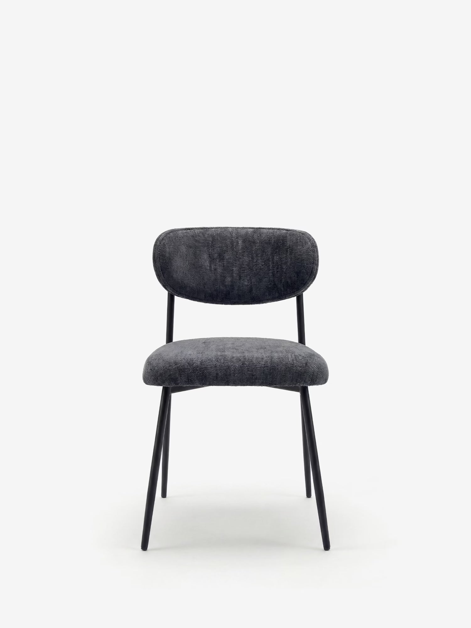 La Luce, sedia imbottita in morbido tessuto ciniglia di Divani.Store, presenta uno schienale e una seduta curvi rivestiti in ciniglia grigio scuro, con sottili gambe in metallo nero. Immagine raffigurante il modello su uno sfondo bianco, visto di fronte.