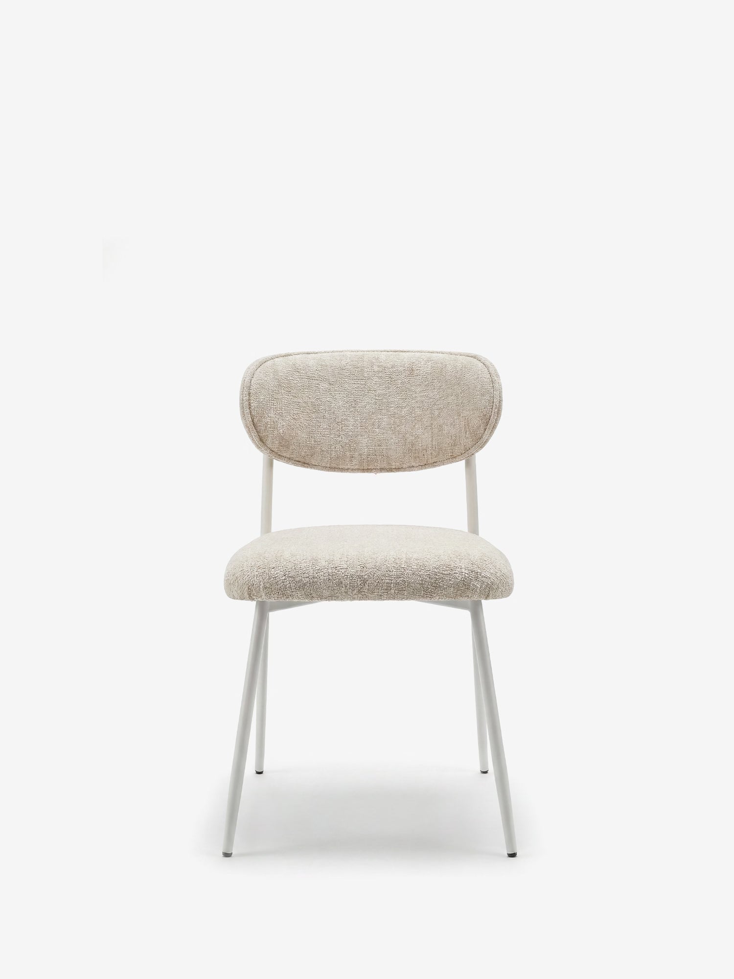 La sedia Luce di Divani.Store, imbottita, con schienale curvo in tessuto beige chiaro e struttura in metallo bianco, presenta un design contemporaneo e minimalista che si abbina perfettamente a uno sfondo bianco.