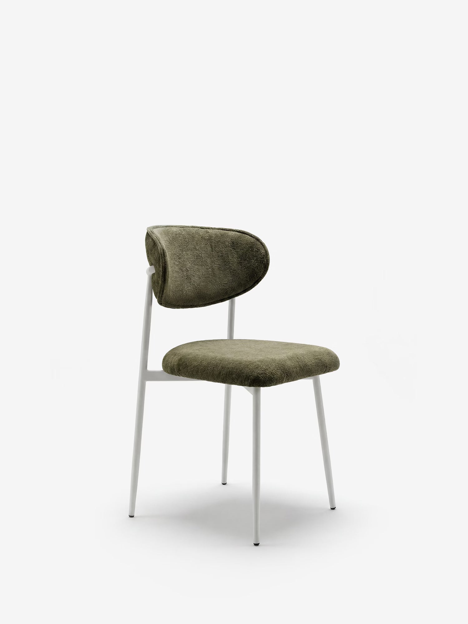 La Luce Sedia imbottita di Divani.Store è caratterizzata da un tessuto testurizzato verde oliva, uno schienale curvo imbottito e sottili gambe in metallo bianco: perfetta come sedia moderna imbottita per qualsiasi ambiente contemporaneo.