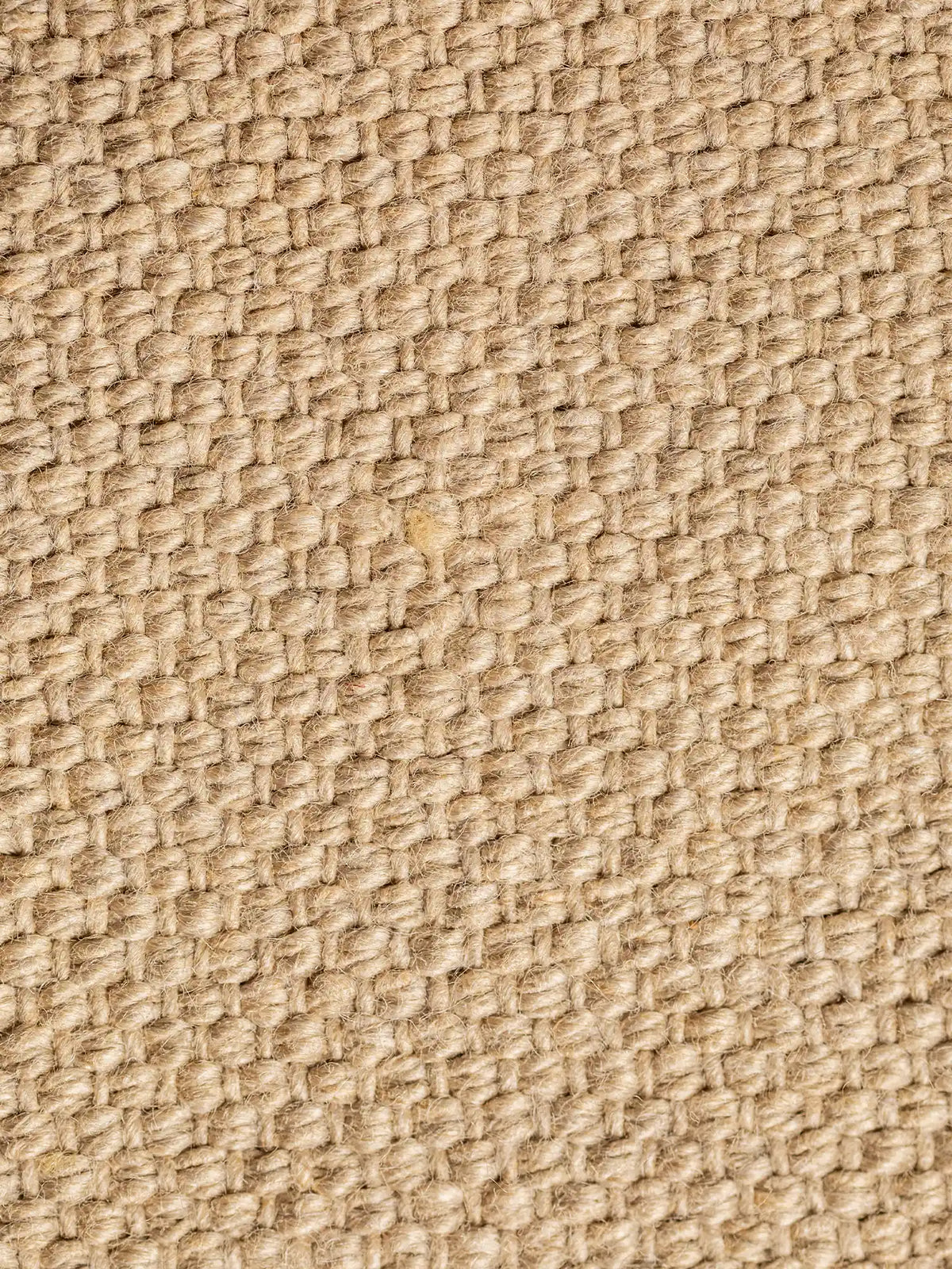 Primo piano del tessuto S06 LINOSA, 100% cotone riciclato: un tessuto a trama grossolana di colore beige chiaro, caratterizzato da una struttura robusta e rustica a griglia formata da fili intrecciati nei toni neutri del beige e del marrone chiaro, che creano un effetto canapa.