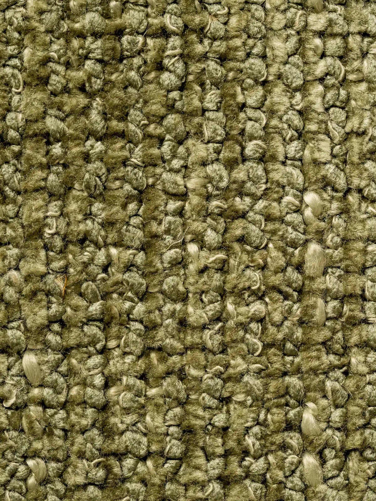 Un primo piano del tessuto S01 LIVIGNO, un tessuto soft-touch materico misto lino smacchiabile, di colore verde muschio, caratterizzato da una trama pesante e nodosa, con filati spessi e ritorti e lievi variazioni nello spessore del filo.