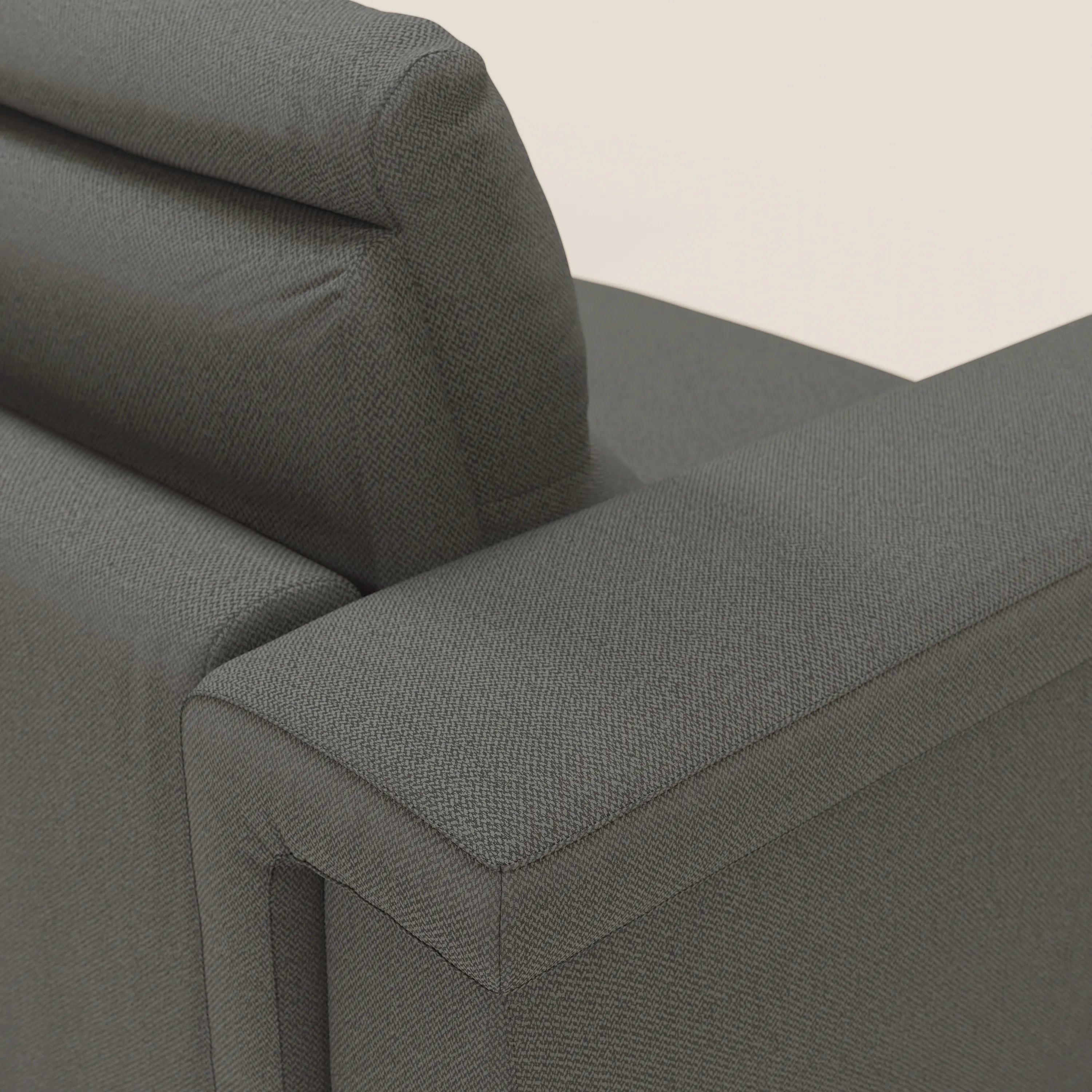 Primo piano dell'angolo superiore dello schienale del divano letto angolare Magnolia con penisola contenitore di Divani.Store, che mette in evidenza il tessuto antracite antimacchia T05, l'imbottitura testurizzata e le linee eleganti di braccioli e schienale.