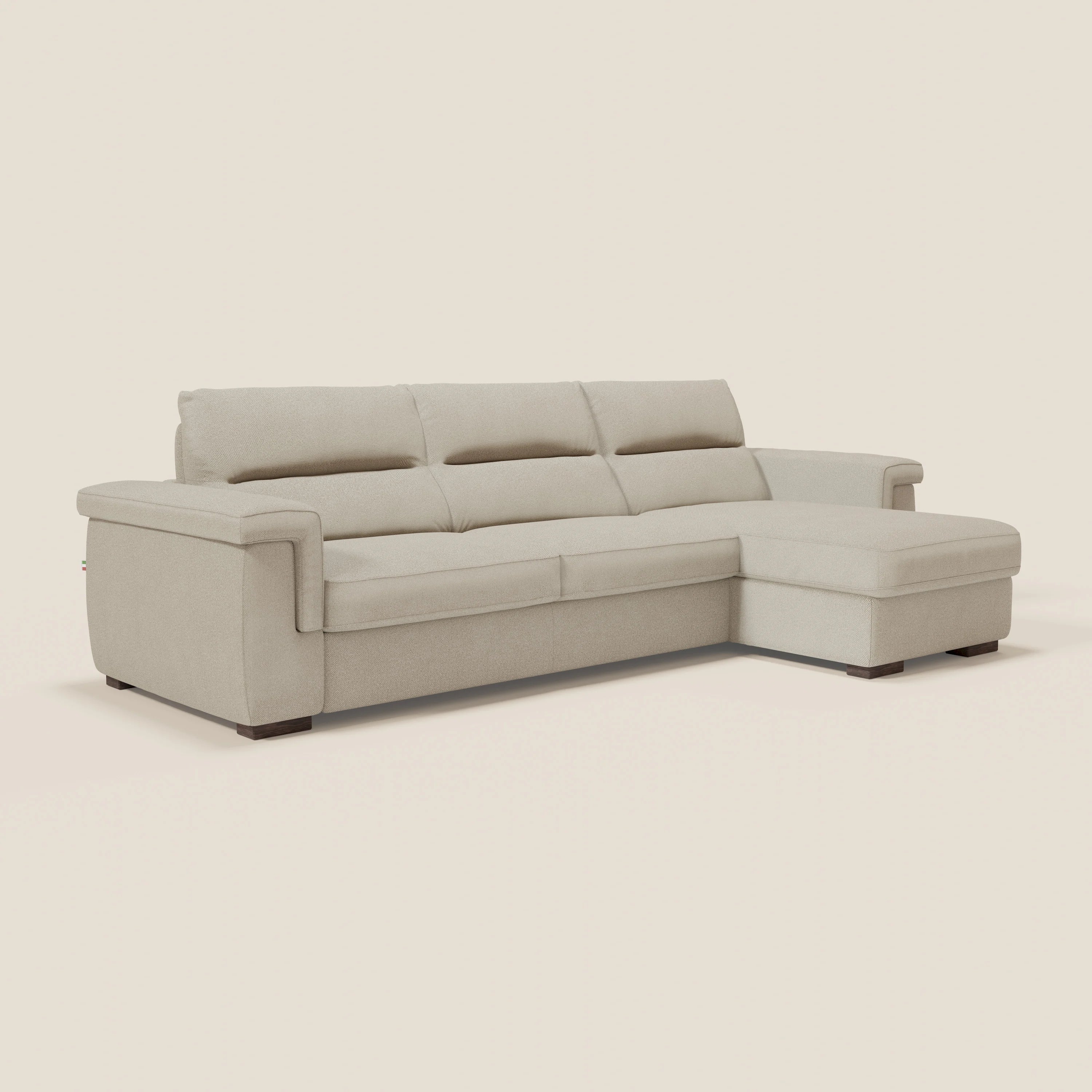 Il divano letto angolare Magnolia con penisola contenitore di Divani.Store, in tessuto smacchiabile T05 panna e materasso H18 cm, presenta ampi braccioli, cuscini imbottiti e piedini scuri per uno stile moderno e funzionale.