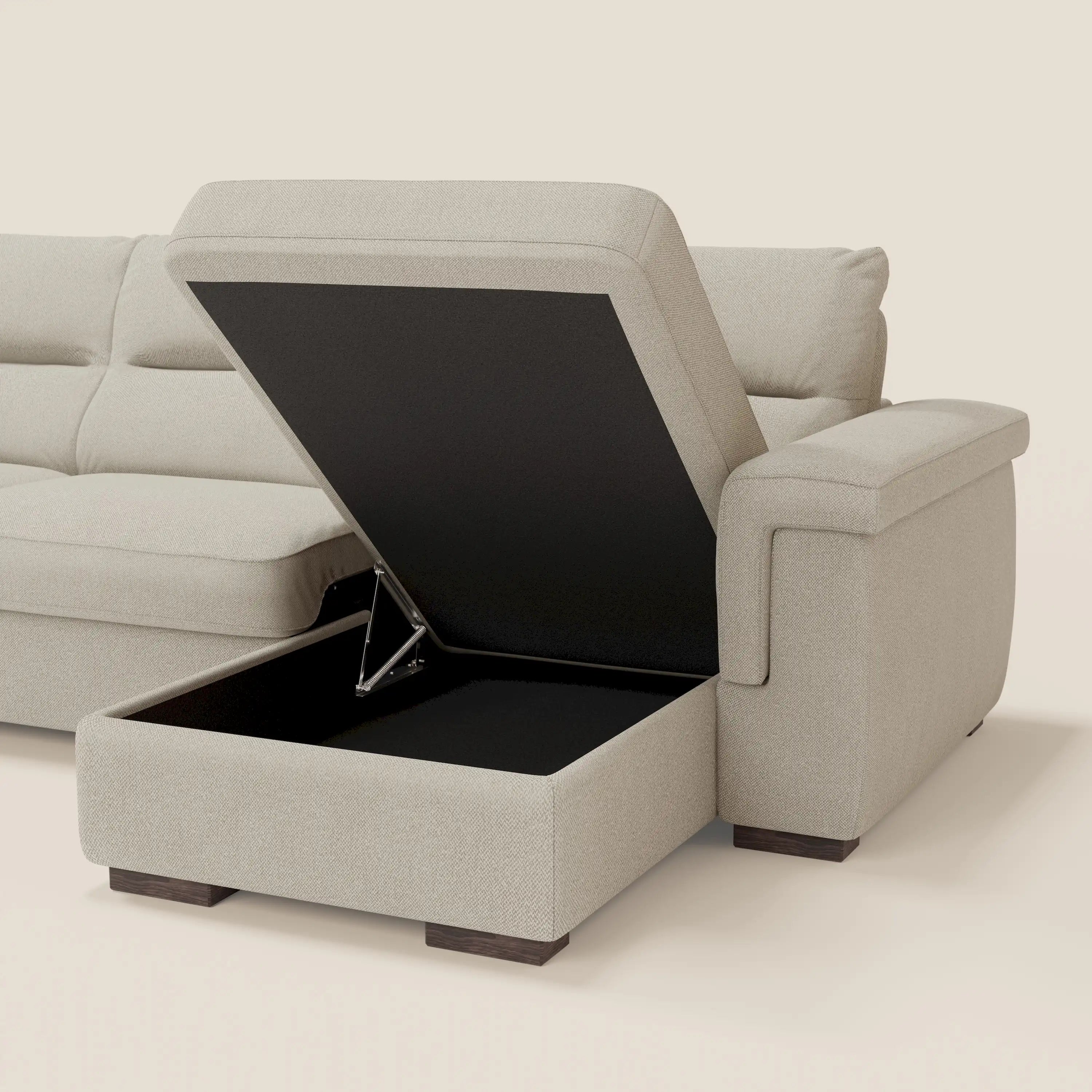 Il divano letto angolare Magnolia con penisola contenitore di Divani.Store è caratterizzato da un tessuto smacchiabile T05 panna, ampi braccioli, gambe corte in legno scuro e una chaise con un ampio vano contenitore foderato di nero. Materasso H18 cm incluso.