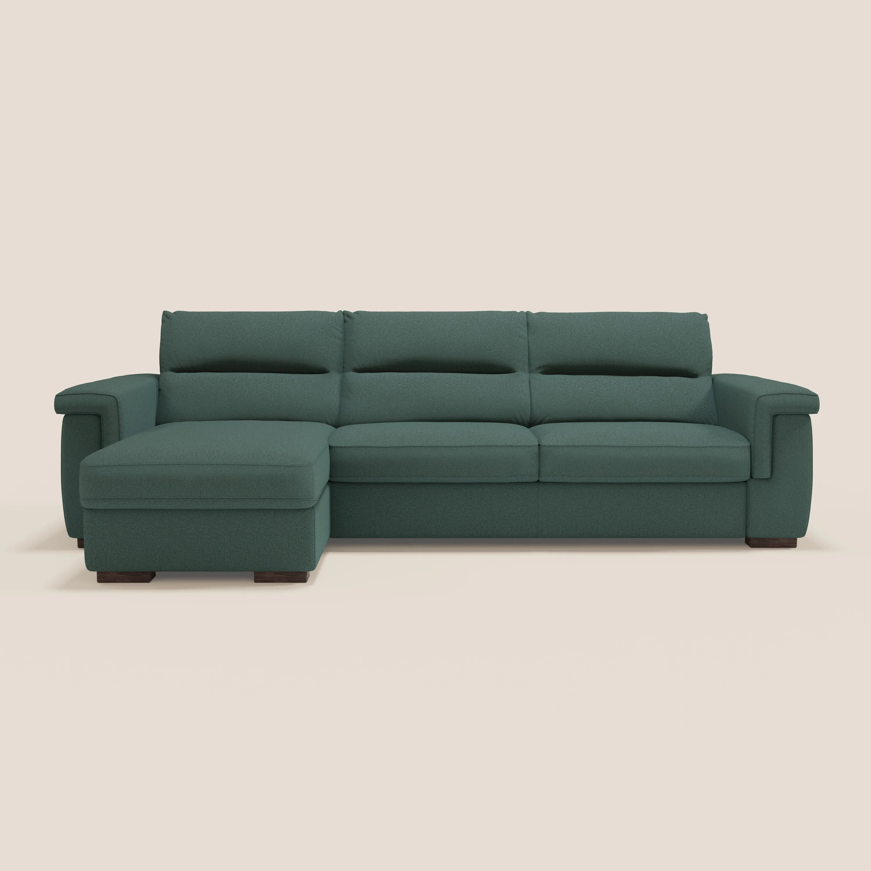 Il divano letto angolare Magnolia con Penisola Contenitore di Divani.Store, in tessuto smacchiabile T05 verde con materasso H18 cm, è caratterizzato da cuscini morbidi, chaise longue contenitore a sinistra, braccioli rettangolari e gambe corte in legno scuro.