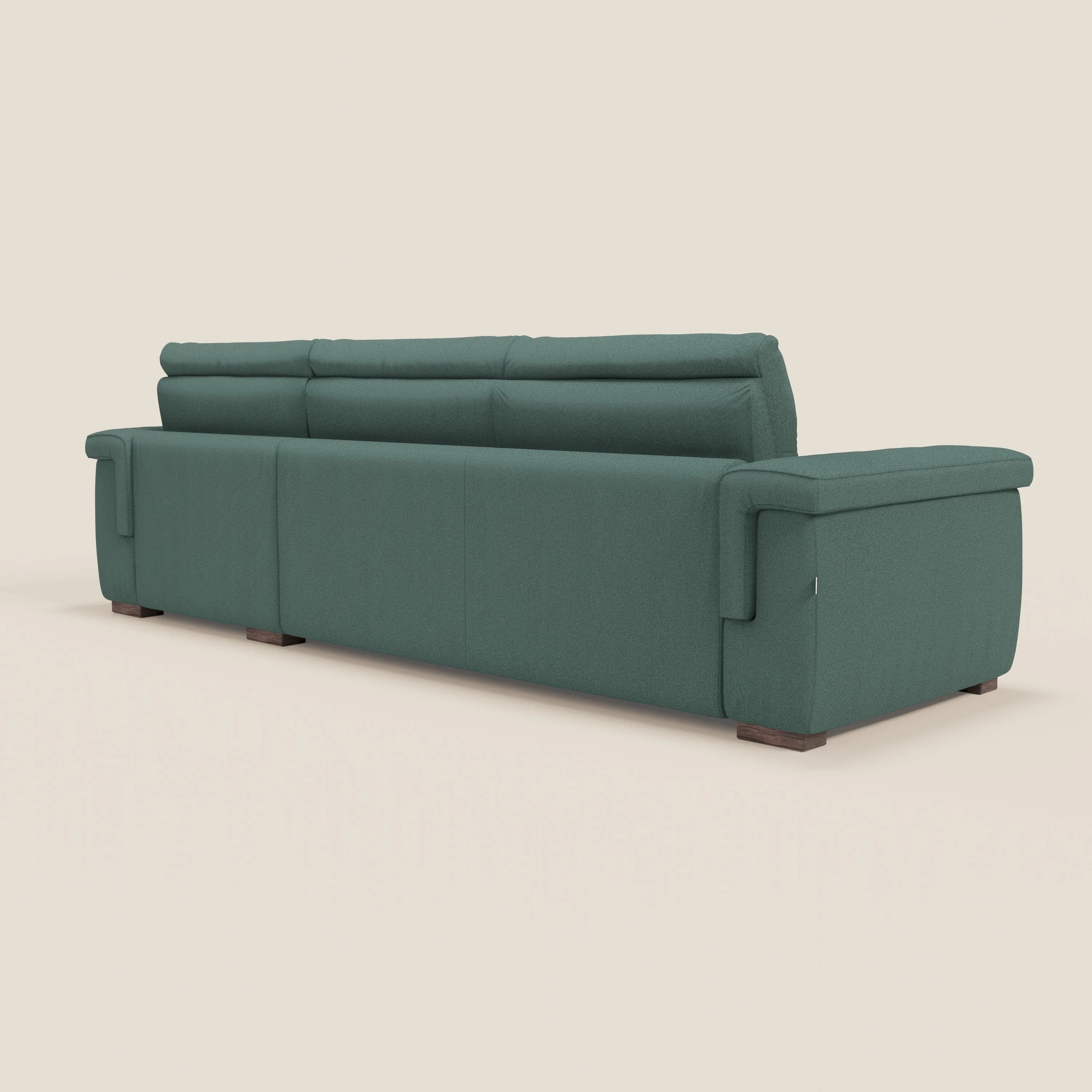 Il divano letto angolare Magnolia con Penisola Contenitore di Divani.Store è rappresentato dal retro ad angolo in tessuto smacchiabile T05 verde, con ampi braccioli, gambe in legno a blocco e un alto schienale imbottito su uno sfondo bianco sporco.