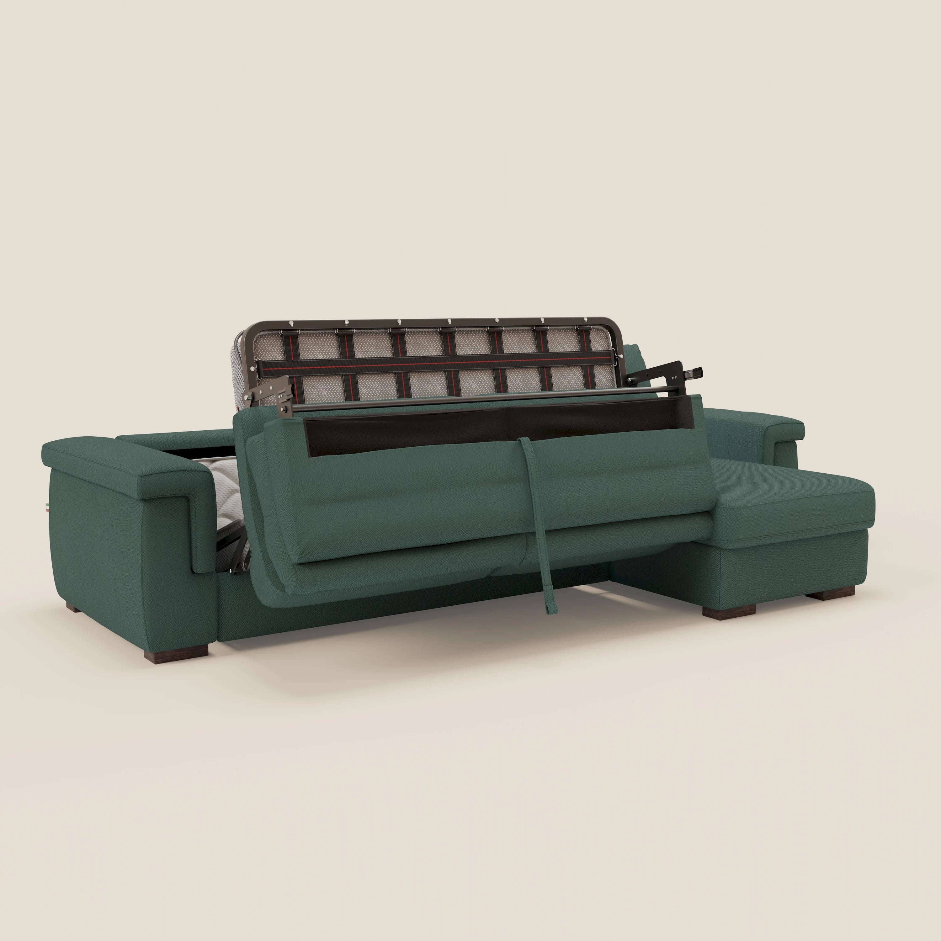 Il divano letto angolare Magnolia di Divani.Store in tessuto antimacchia T05 verde scuro è caratterizzato da una chaise longue con contenitore, ampi braccioli, schienale basso, piedini a blocco scuro e materasso H18 cm, il tutto su uno sfondo bianco sporco.