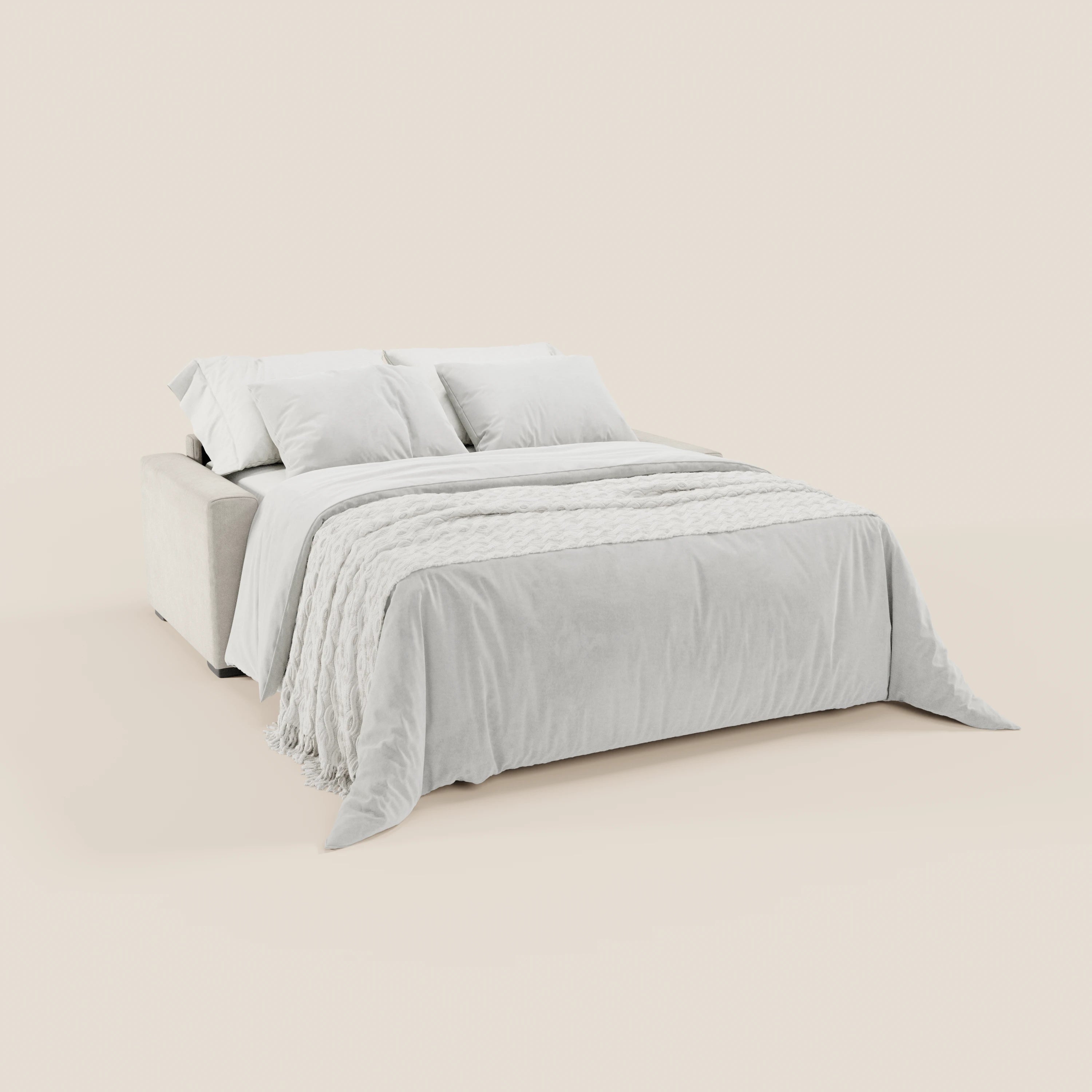 Il divano letto a 3 posti Maximus di Divani.Store presenta una struttura in tessuto Oeko-Tex grigio chiaro, facile da pulire, e un morbido poggiatesta, ispirato al materasso matrimoniale alla francese, che crea un look accogliente grazie alla morbida biancheria da letto su uno sfondo beige.