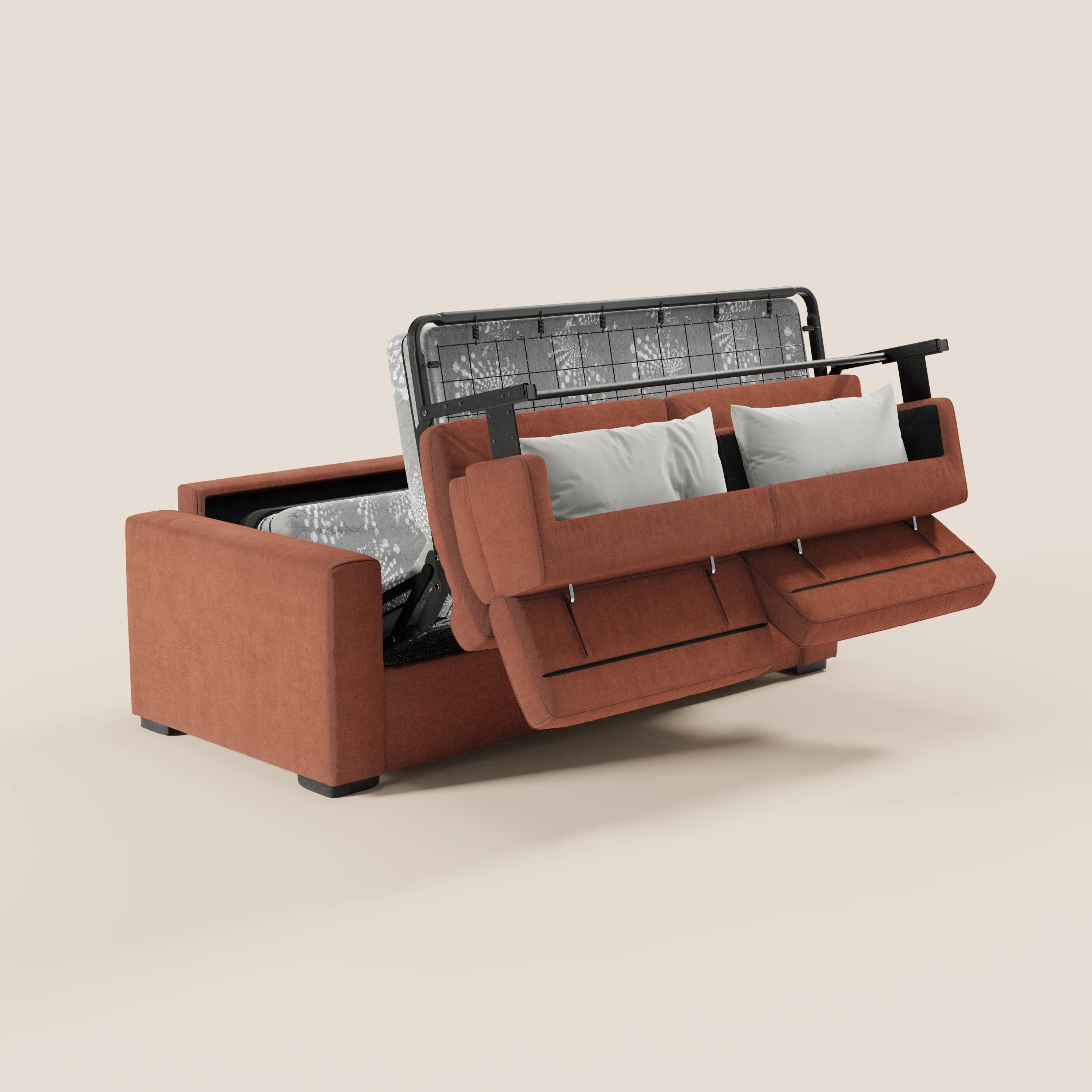 Il divano letto a 3 posti Maximus di Divani.Store, color ruggine, con gambe nere e poggiatesta reclinabili, è raffigurato aperto, mostrando un materasso alla francese alto 20 cm e due cuscini grigio chiaro su uno sfondo beige a tinta unita.