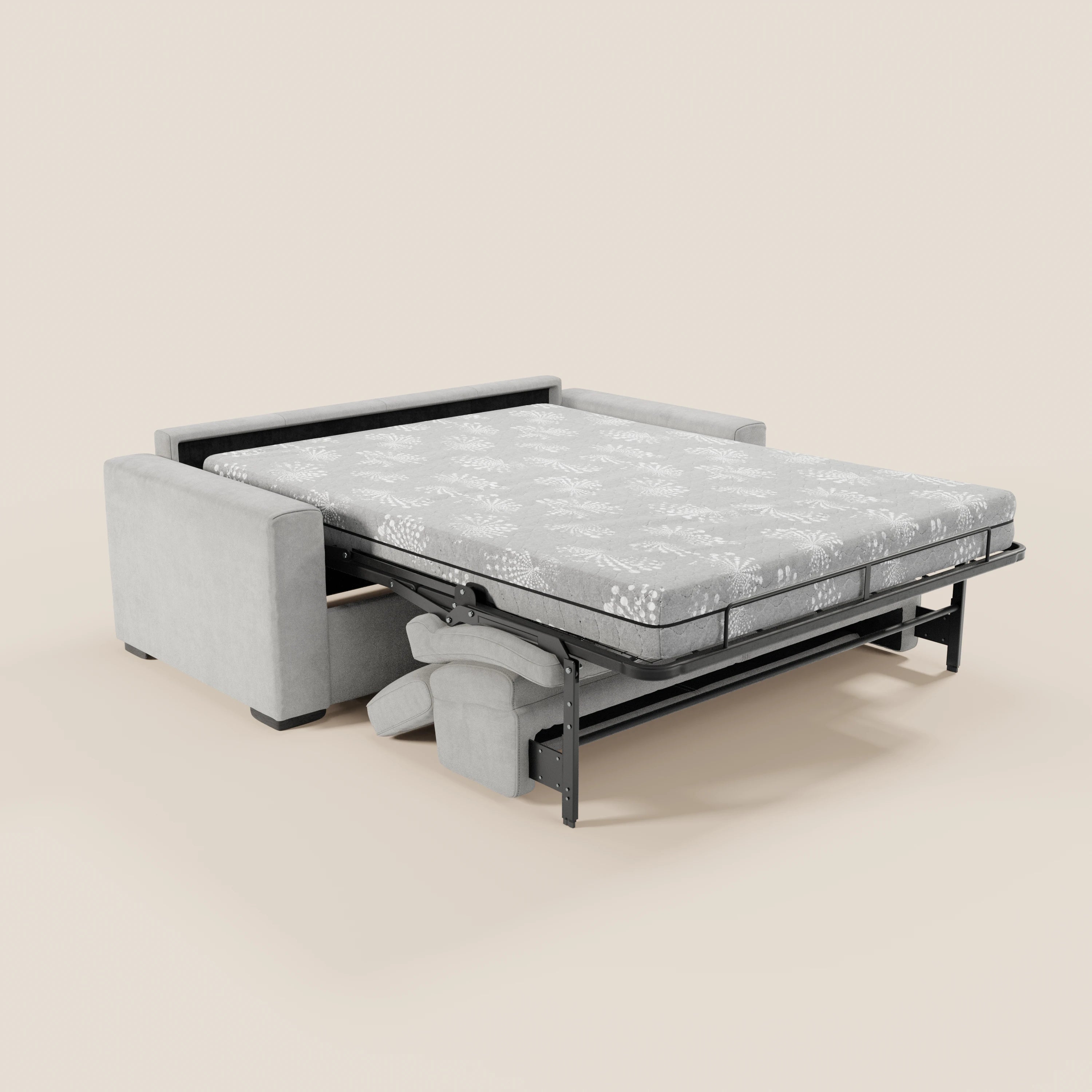 Il divano letto a 3 posti Maximus di Divani.Store è presentato in grigio chiaro con la parte letto completamente estesa, dotata di un materasso matrimoniale alla francese alto 20 cm con un delicato motivo floreale. I cuscini del divano sono riposti sotto la struttura, su uno sfondo beige.