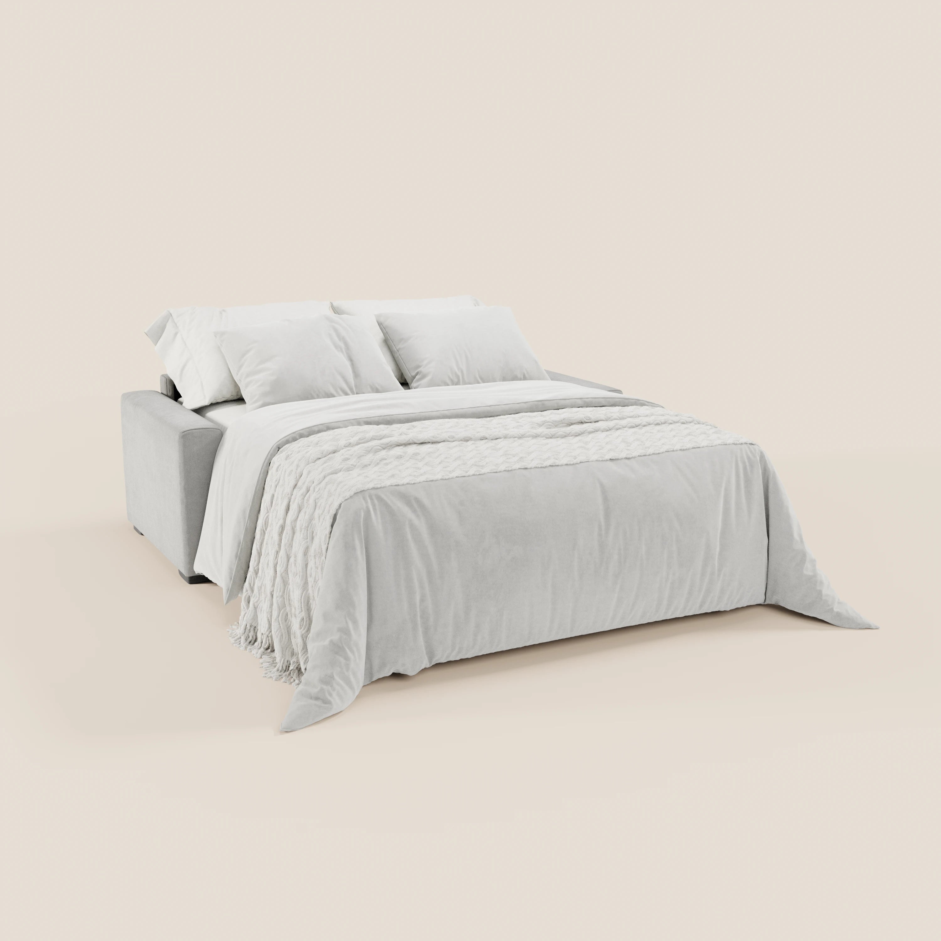 Il divano letto a 3 posti Maximus di Divani.Store è rivestito in tessuto grigio chiaro, certificato Oeko-Tex e resistente alle macchie, con poggiatesta reclinabili, biancheria da letto e cuscini bianchi, oltre a un copriletto testurizzato, il tutto su uno sfondo beige a tinta unita.