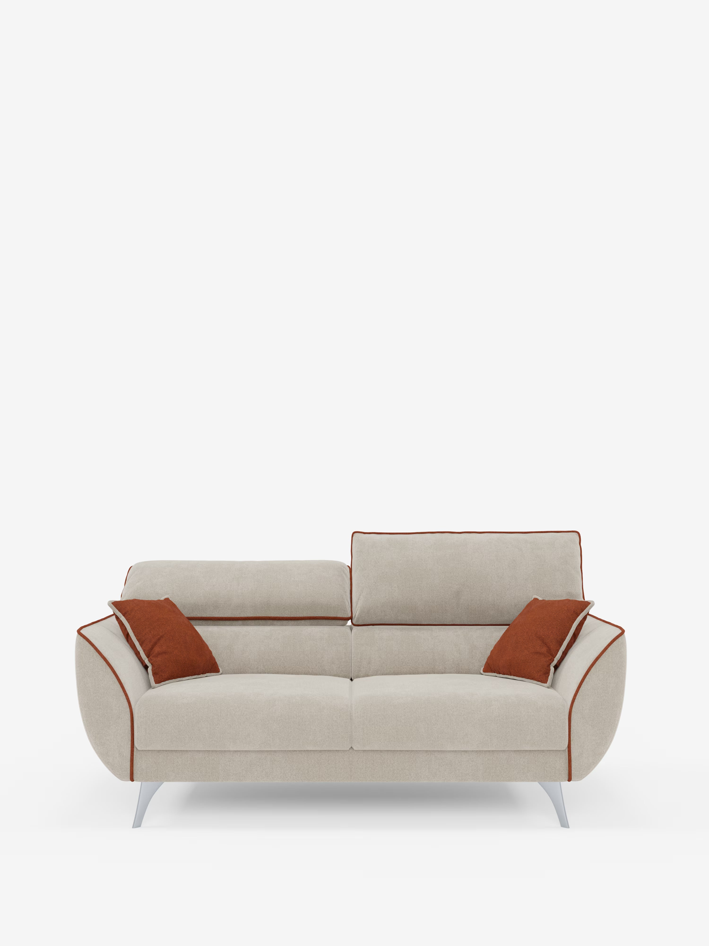Il divano Michelangelo a 2 e 3 posti con sedute allungabili e poggiatesta reclinabili di Divani.Store è un divano contemporaneo bicolore beige realizzato in tessuto T23 resistente alle macchie. Caratterizzato da gambe angolari in metallo, due poggiatesta regolabili e un accattivante bordino arancione, è dotato di due cuscini decorativi arancioni abbinati, posizionati su entrambi i lati della seduta. Ideale per soggiorni moderni, il prodotto è fotografato su uno sfondo bianco a tinta unita.