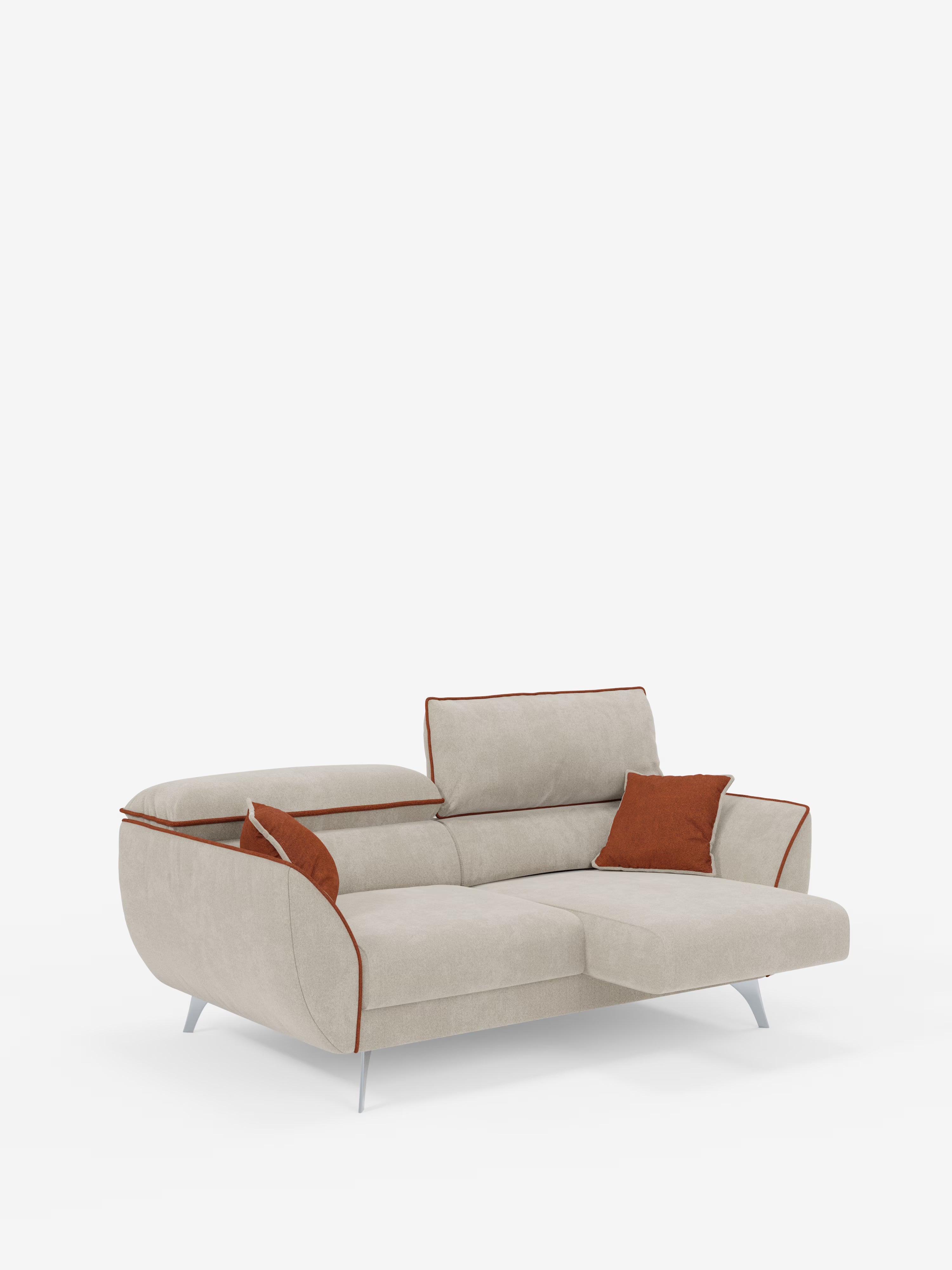 Su uno sfondo bianco a tinta unita spicca il divano Michelangelo a 2 e 3 posti di Divani.Store, un divano contemporaneo color beige realizzato in tessuto T23 bicolore antimacchia. Dotato di sedute allungabili, poggiatesta reclinabili, bordino arancione-marrone, due cuscini coordinati ed eleganti gambe in metallo, questo mobile moderno incarna il design minimalista italiano con schienale e braccioli regolabili per un comfort personalizzabile.