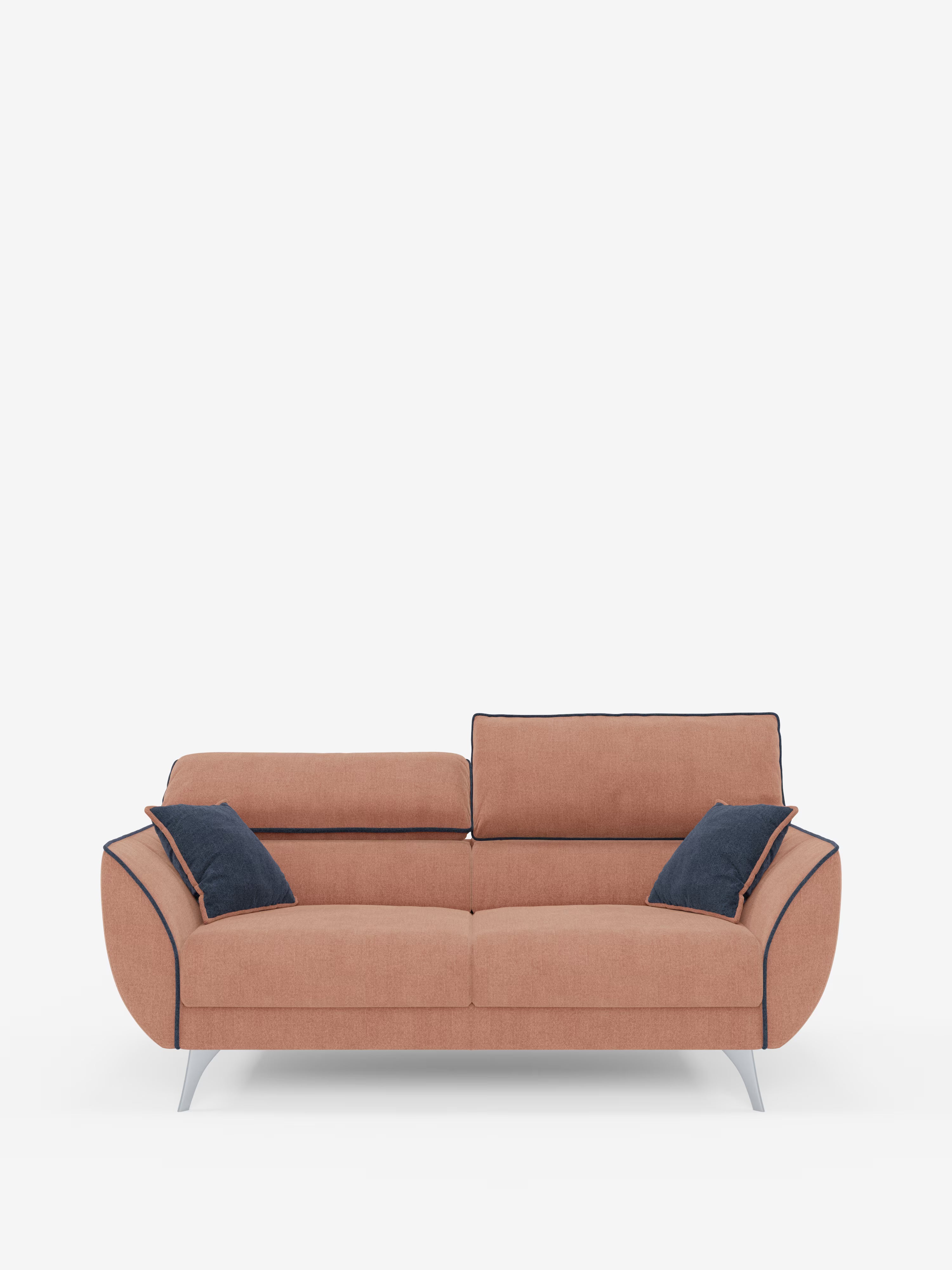Il divano a 2 posti Michelangelo di Divani.Store è un divano moderno bicolore nei toni del marrone chiaro, con gambe angolari in metallo. È caratterizzato da due cuscini dello schienale separati, due cuscini decorativi blu navy, una bordatura scura lungo i bordi e un design pulito e minimalista. Rivestito in tessuto T23 antimacchia, questo divano moderno è raffigurato su uno sfondo bianco a tinta unita.