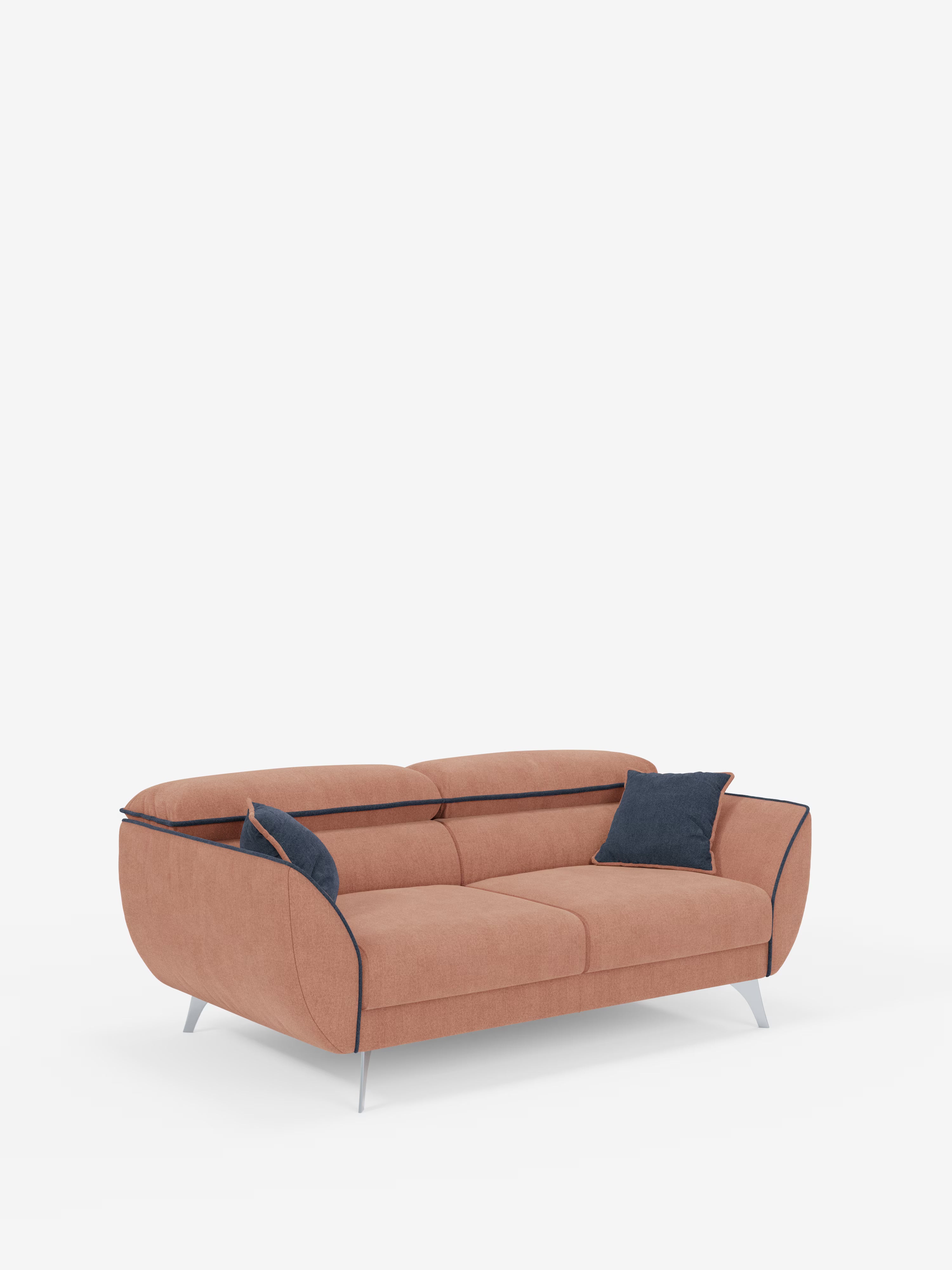 Vi presentiamo il divano Michelangelo a 2 e 3 posti di Divani.Store: un divano contemporaneo bicolore rivestito in marrone rosato, caratterizzato da sottili gambe in metallo, rifiniture nere e due cuscini decorativi blu scuro. Il modello è dotato di sedute allungabili e poggiatesta reclinabili in tessuto T23 facile da pulire, qui raffigurato su uno sfondo bianco a tinta unita.