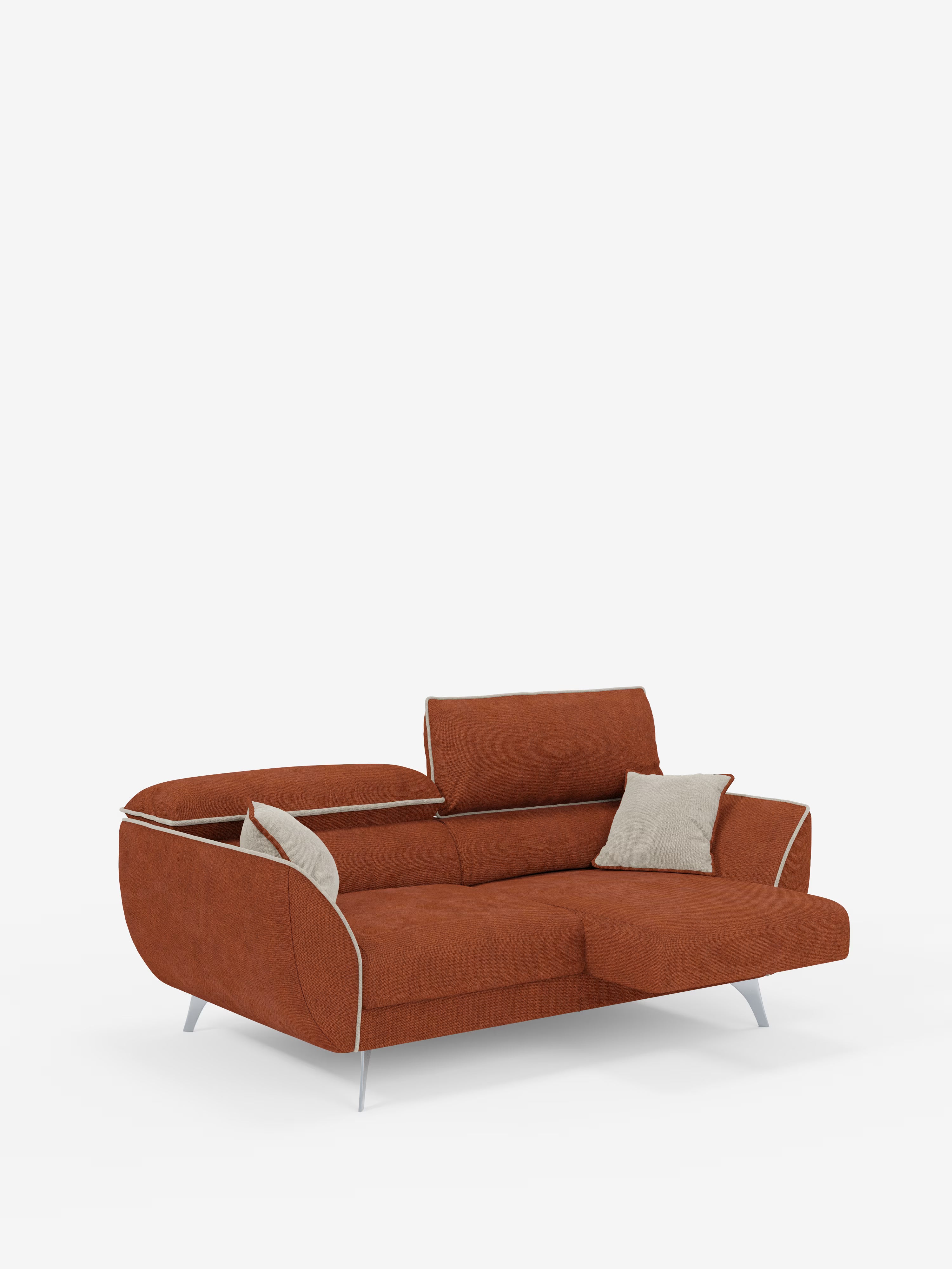 Un divano contemporaneo Michelangelo a 2 e 3 posti con sedute allungabili e poggiatesta reclinabili di Divani.Il modello Store, caratterizzato da un design bicolore color ruggine in tessuto T23 facile da pulire con bordino bianco, sedute estensibili, gambe argentate e due cuscini decorativi beige, è esposto su uno sfondo bianco a tinta unita.