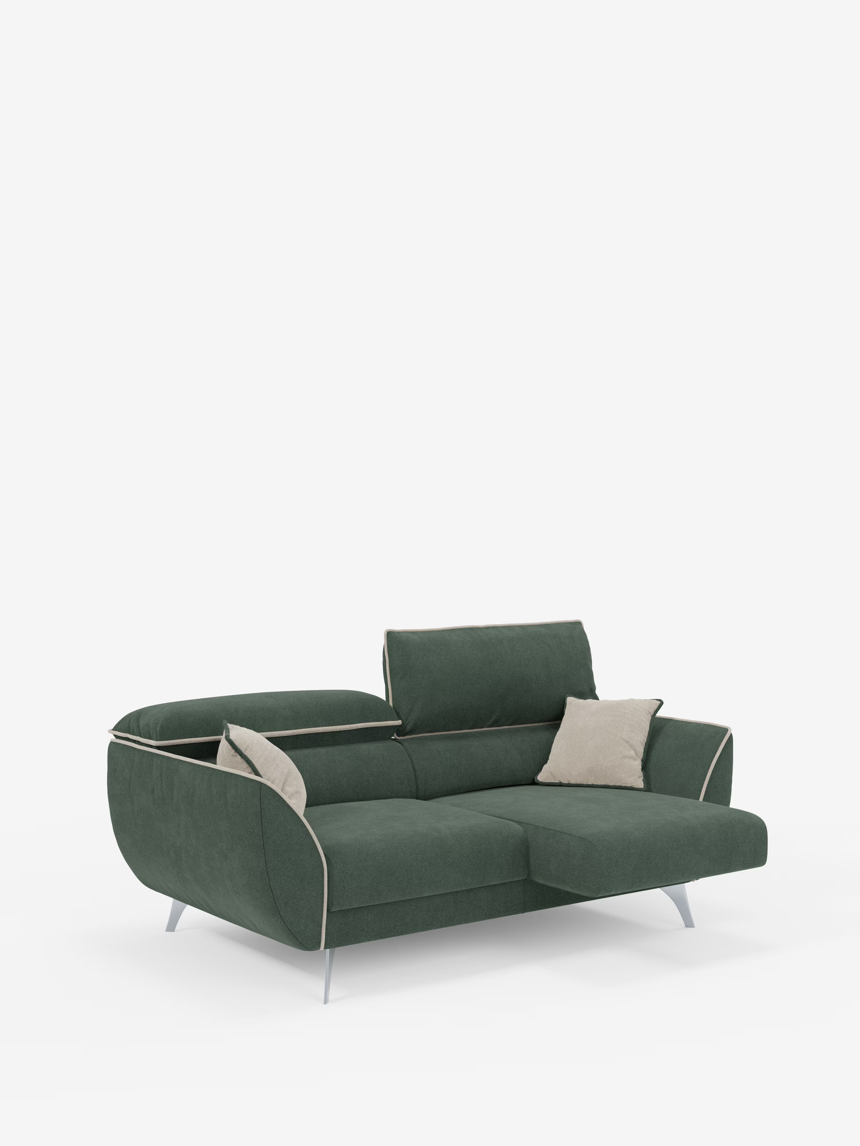 Il divano Michelangelo a 2 e 3 posti di Divani.Store è un divano componibile contemporaneo bicolore, rivestito in tessuto T23 antimacchia. È dotato di sedute spaziose ed estensibili, una chaise longue orientata a destra, poggiatesta regolabili ed eleganti gambe argentate. Due cuscini decorativi beige accentuano il delicato design bicolore, il tutto su uno sfondo bianco a tinta unita per un look elegante e moderno.