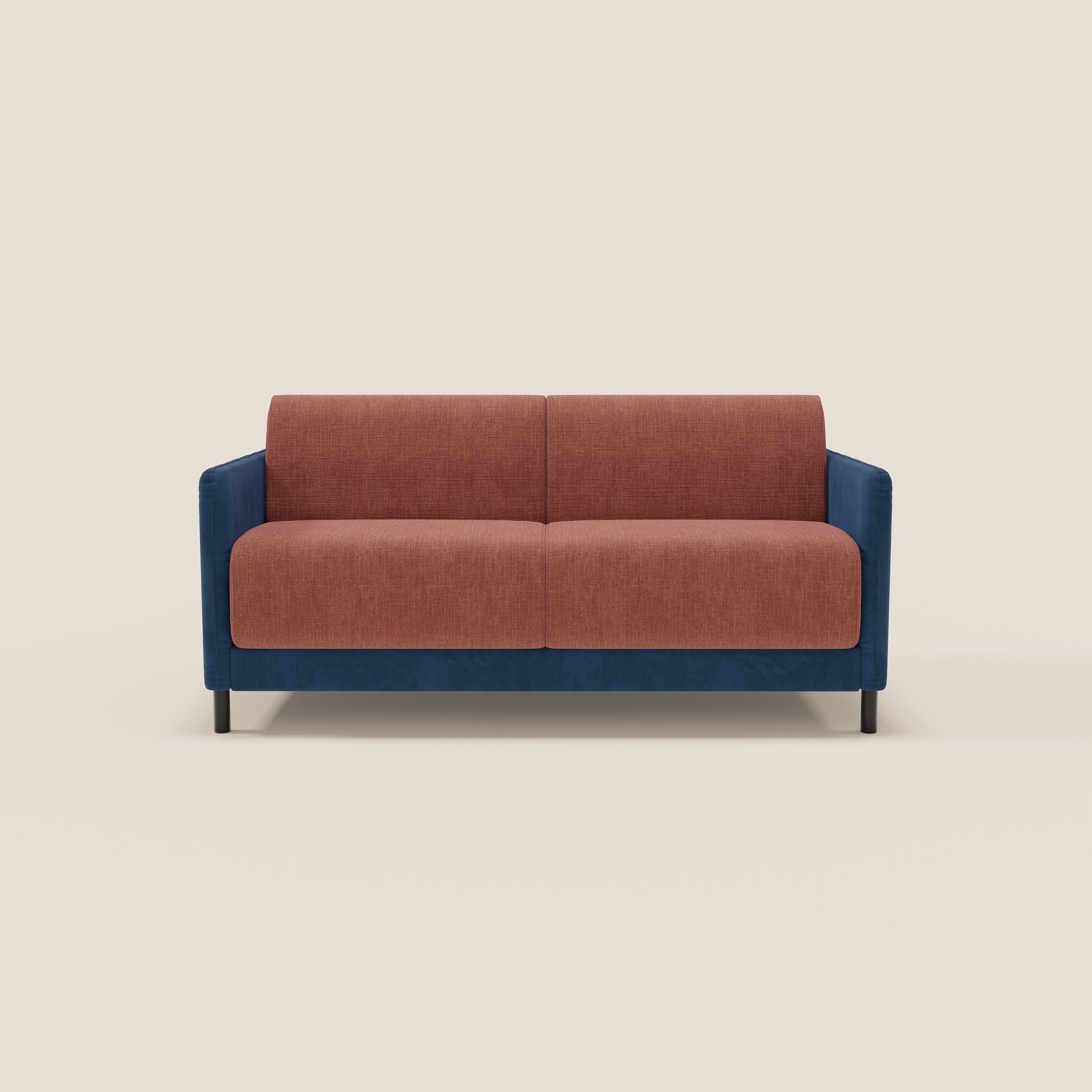 Il divano letto Narciso di Divani.Store ha un design bicolore con braccioli e base blu intenso, cuscini di seduta e di schienale color ruggine (corallo), struttura in microfibra antimacchia, tessuto impermeabile T06, gambe corte nere e un comodo materasso H18 cm.