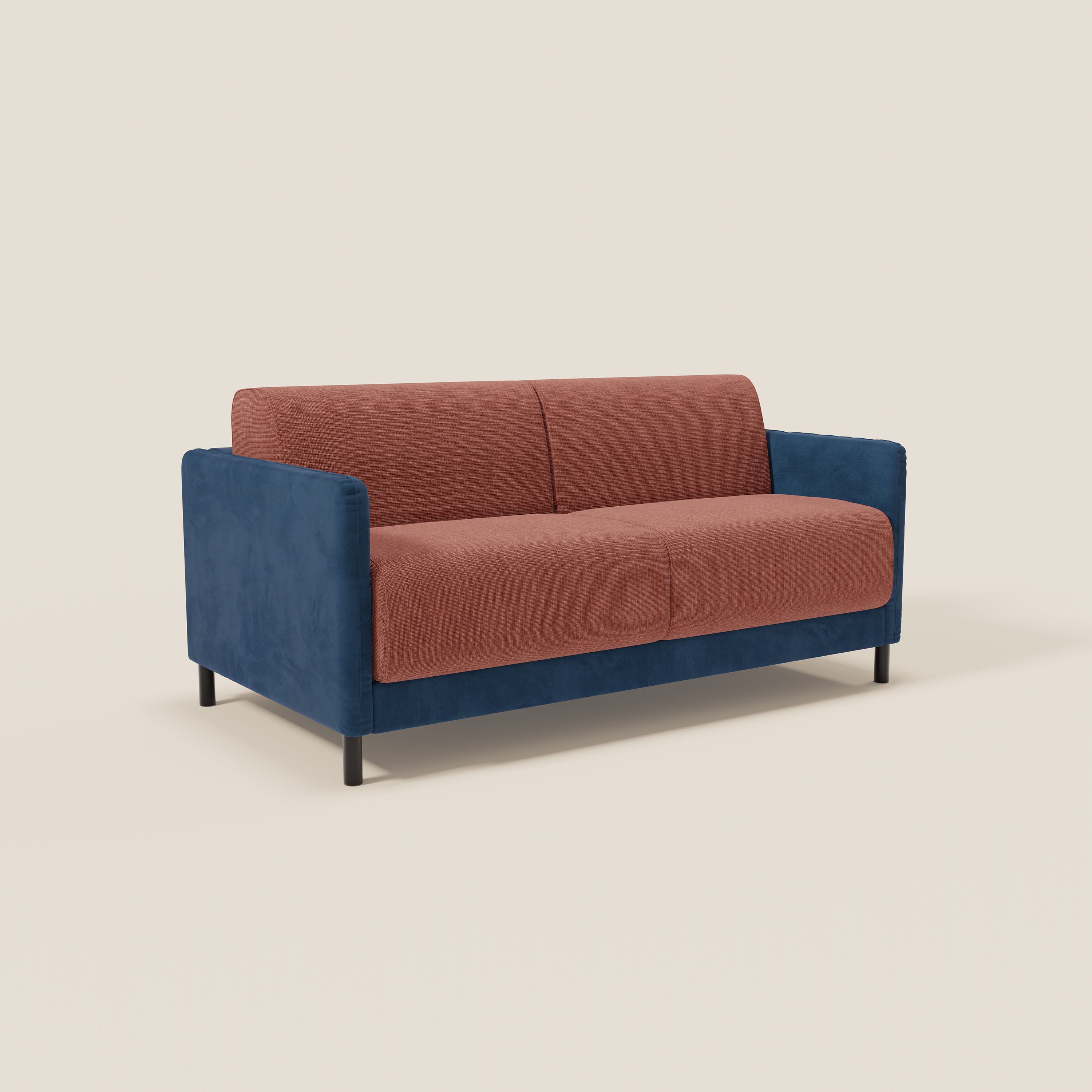 Il divano letto Narciso di Divani.Store è un moderno divano letto a due posti con struttura in microfibra blu antimacchia ed eleganti cuscini impermeabili color ruggine, materasso H18 cm e sottili gambe nere, presentato su uno sfondo beige chiaro.