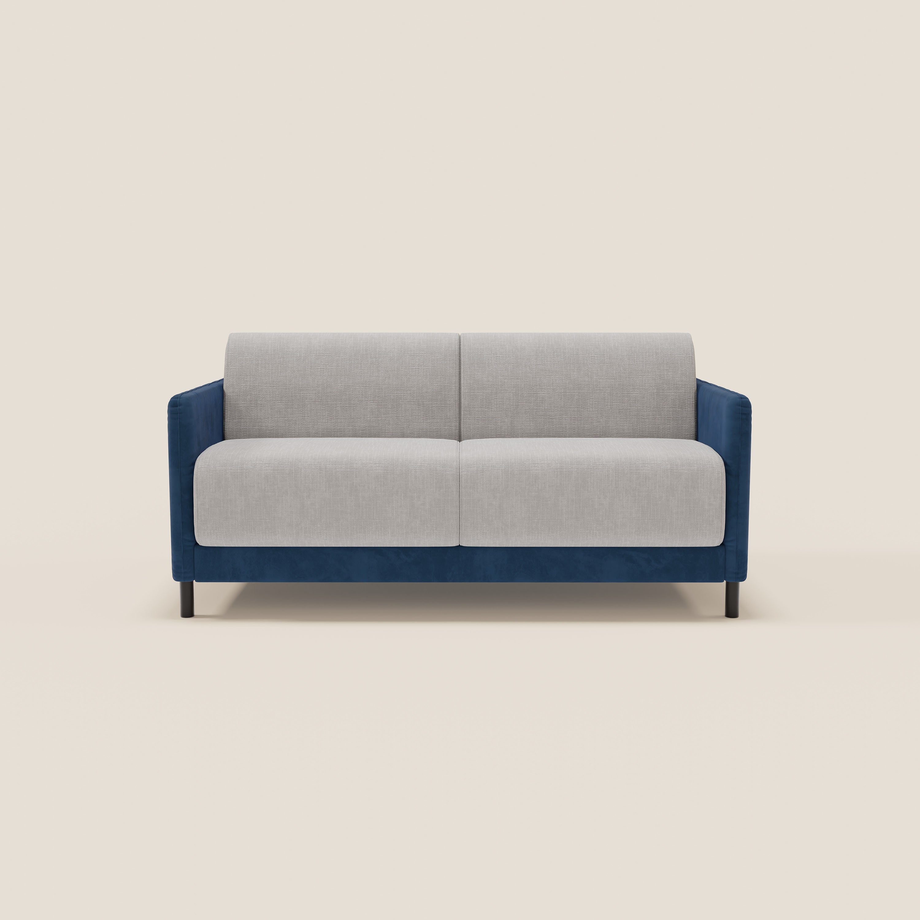 Il divano letto Narciso di Divani.Store ha due posti a sedere e presenta una struttura in tessuto impermeabile T06 blu, cuscini grigio chiaro, gambe nere e materasso H18 cm. La struttura in microfibra, resistente alle macchie, si staglia su uno sfondo beige tinta unita.